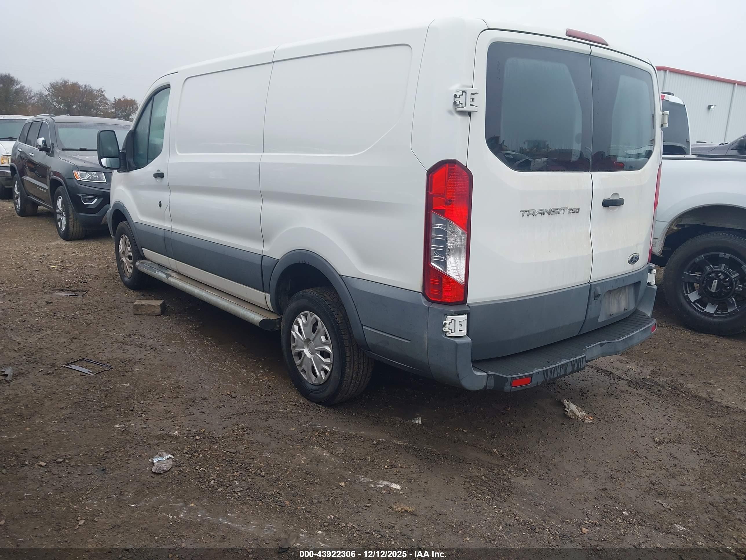 FORD TRANSIT-250 image 3