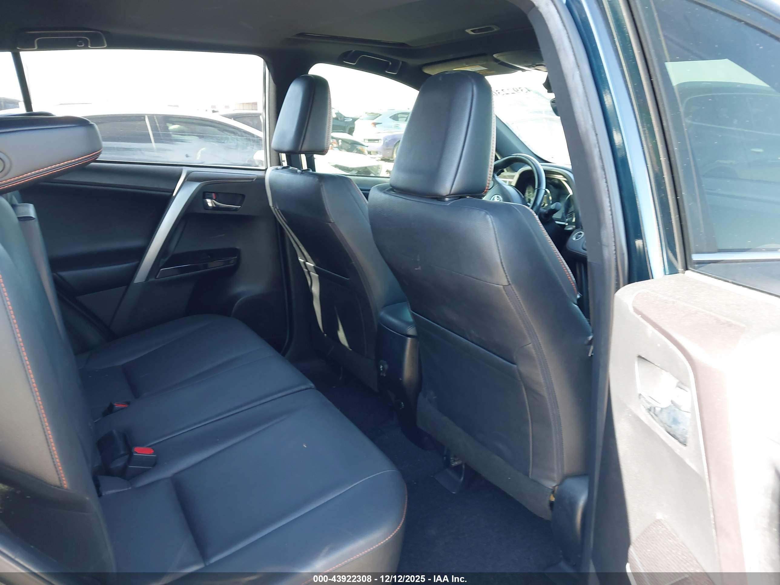 TOYOTA RAV4 image 8