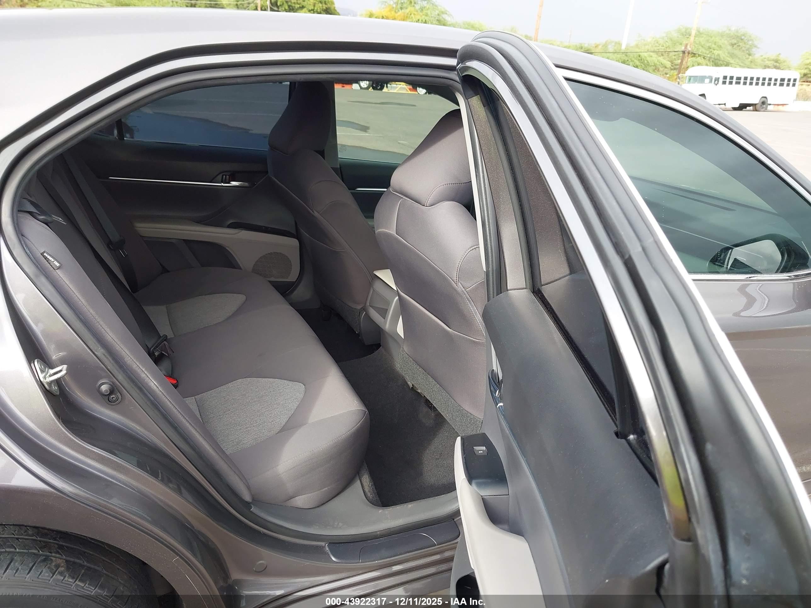 TOYOTA CAMRY image 8