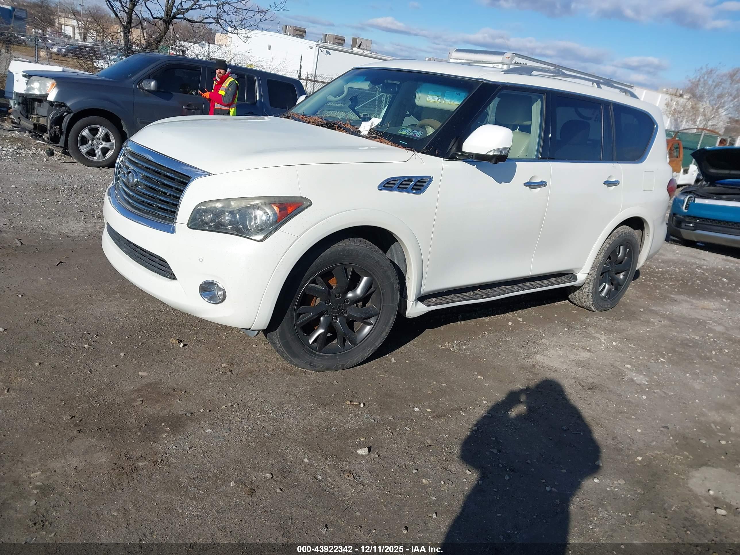 INFINITI QX56 image 2