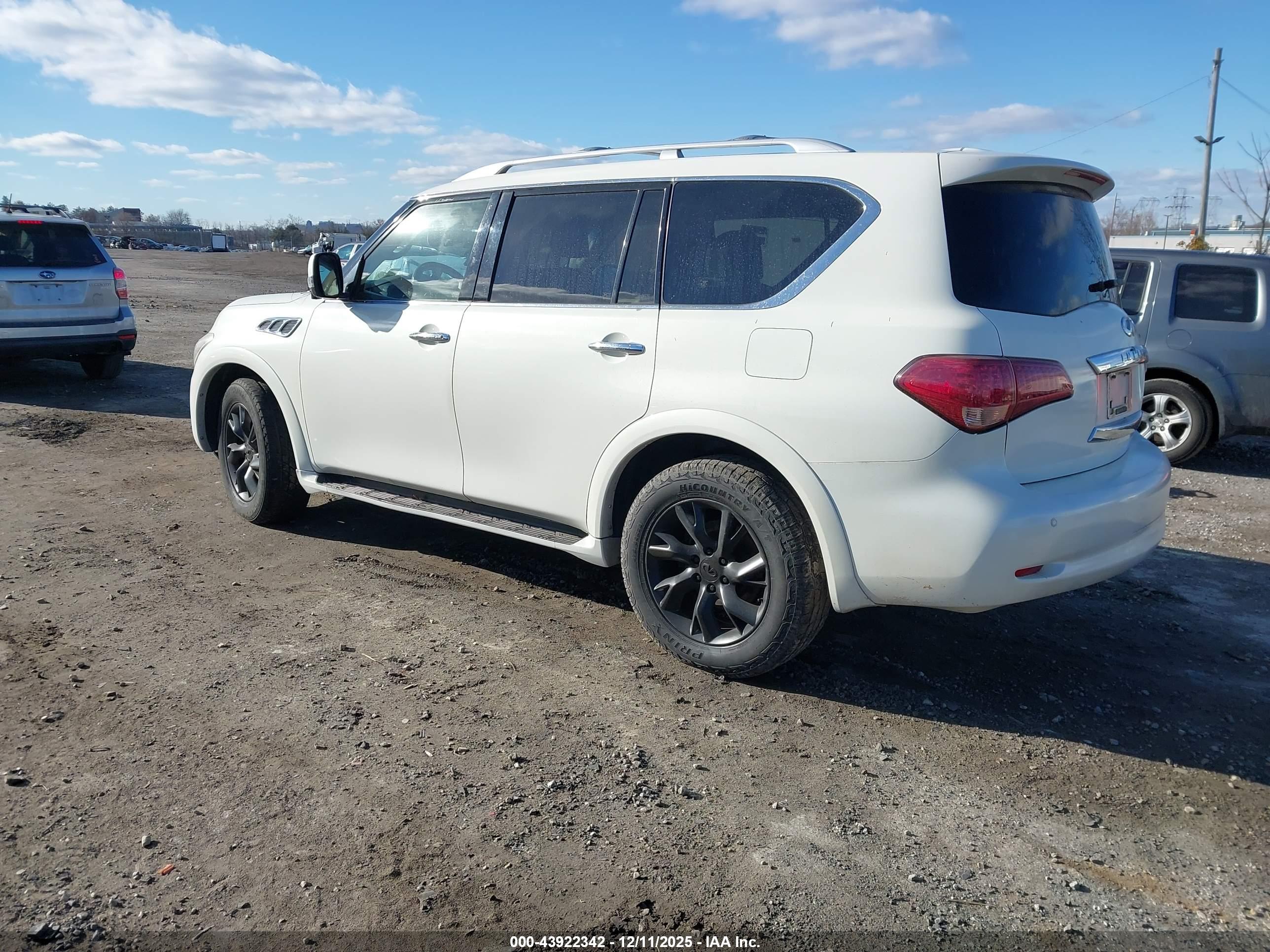 INFINITI QX56 image 3