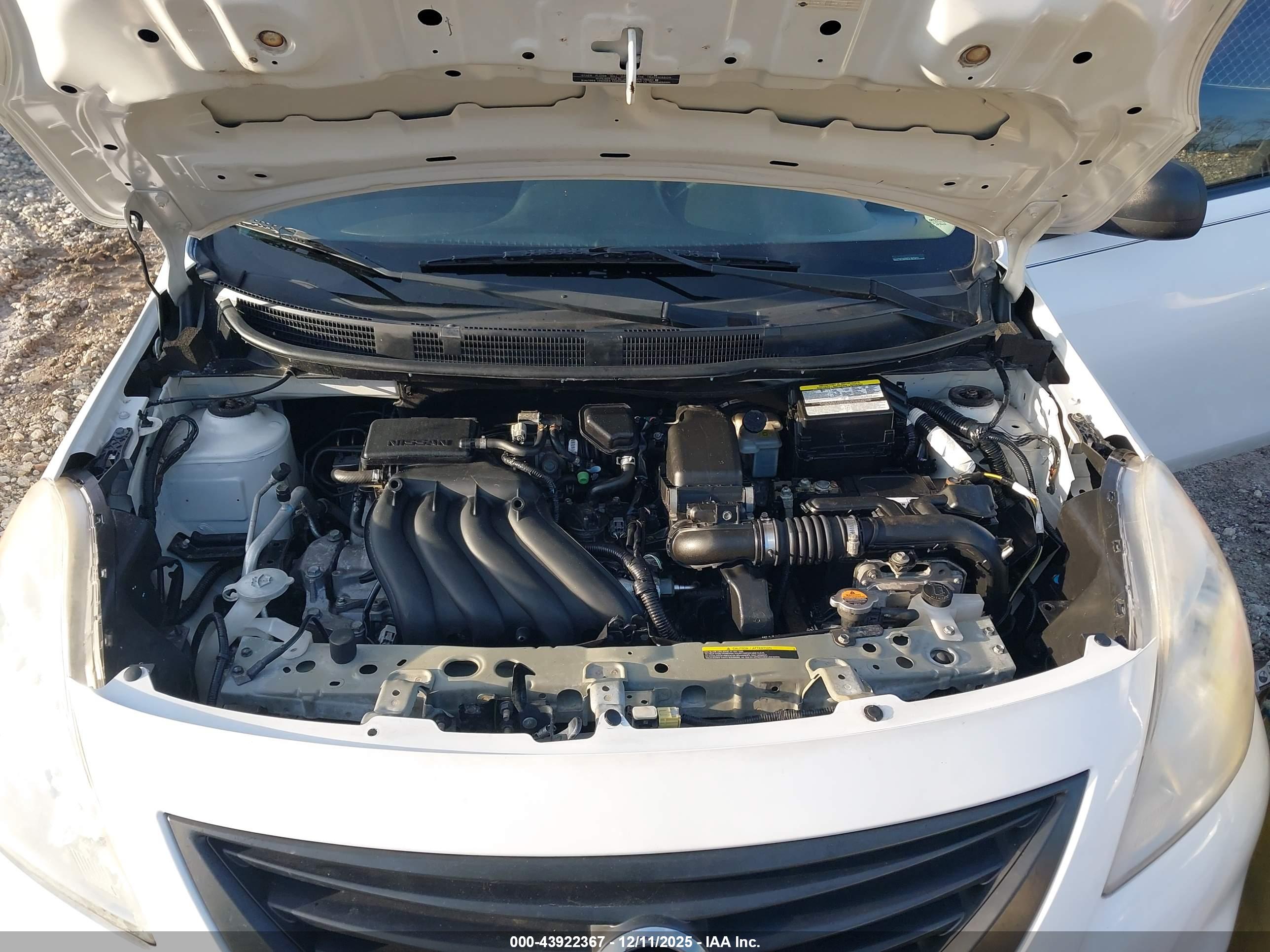 NISSAN VERSA image 10