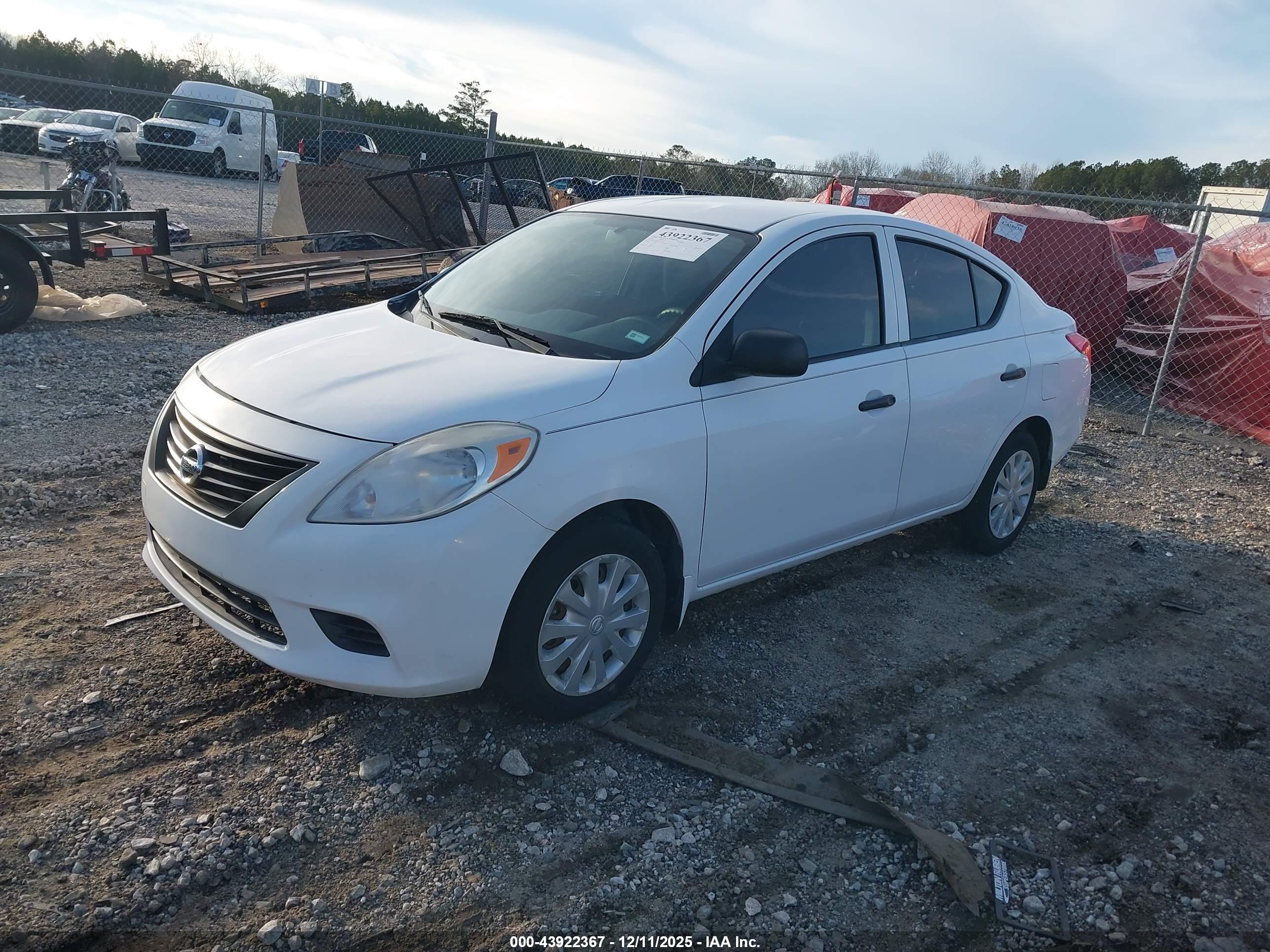 NISSAN VERSA image 2