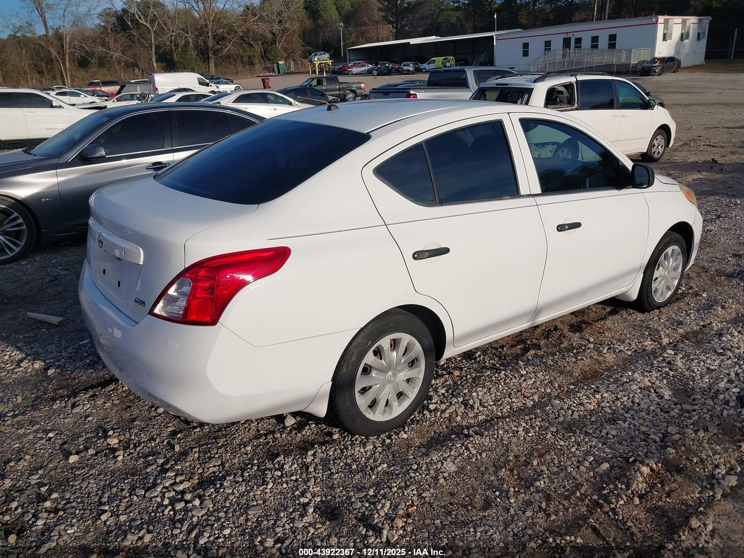NISSAN VERSA image 4