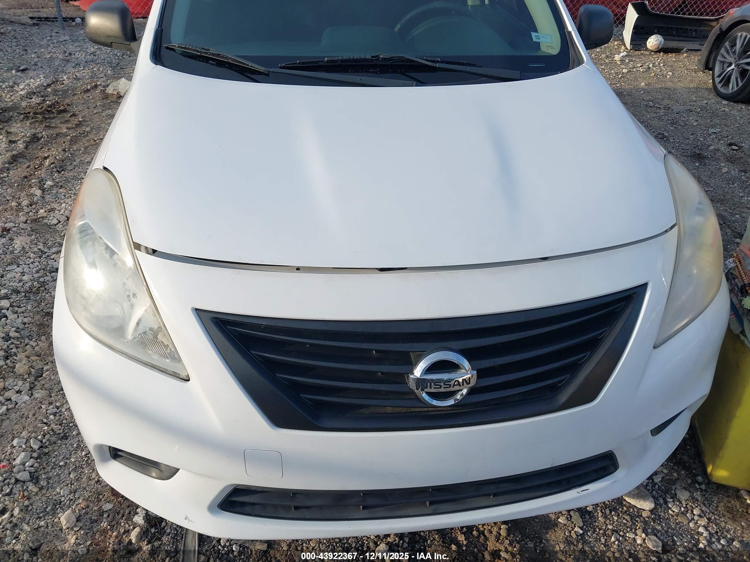 NISSAN VERSA image 6