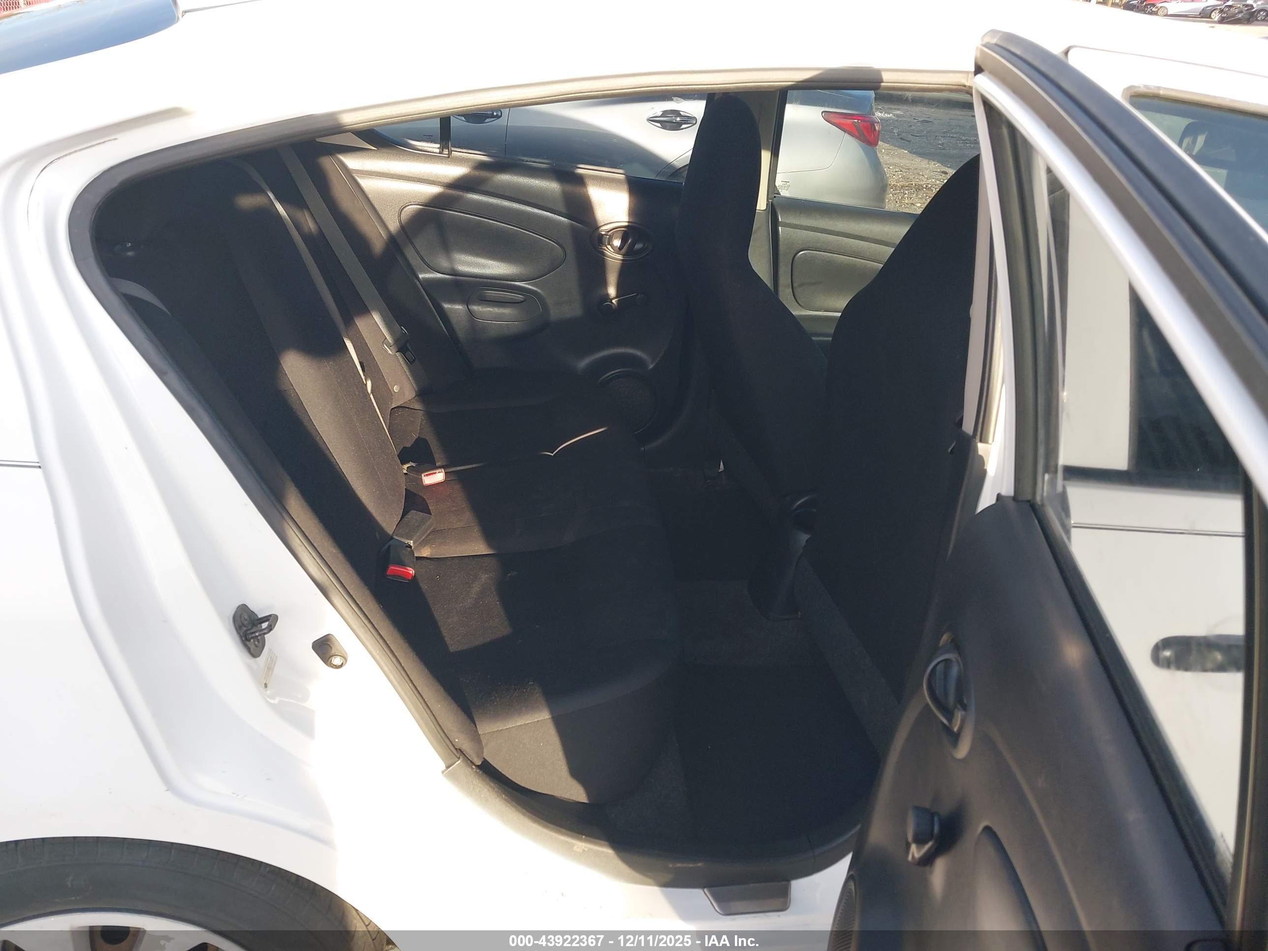 NISSAN VERSA image 8