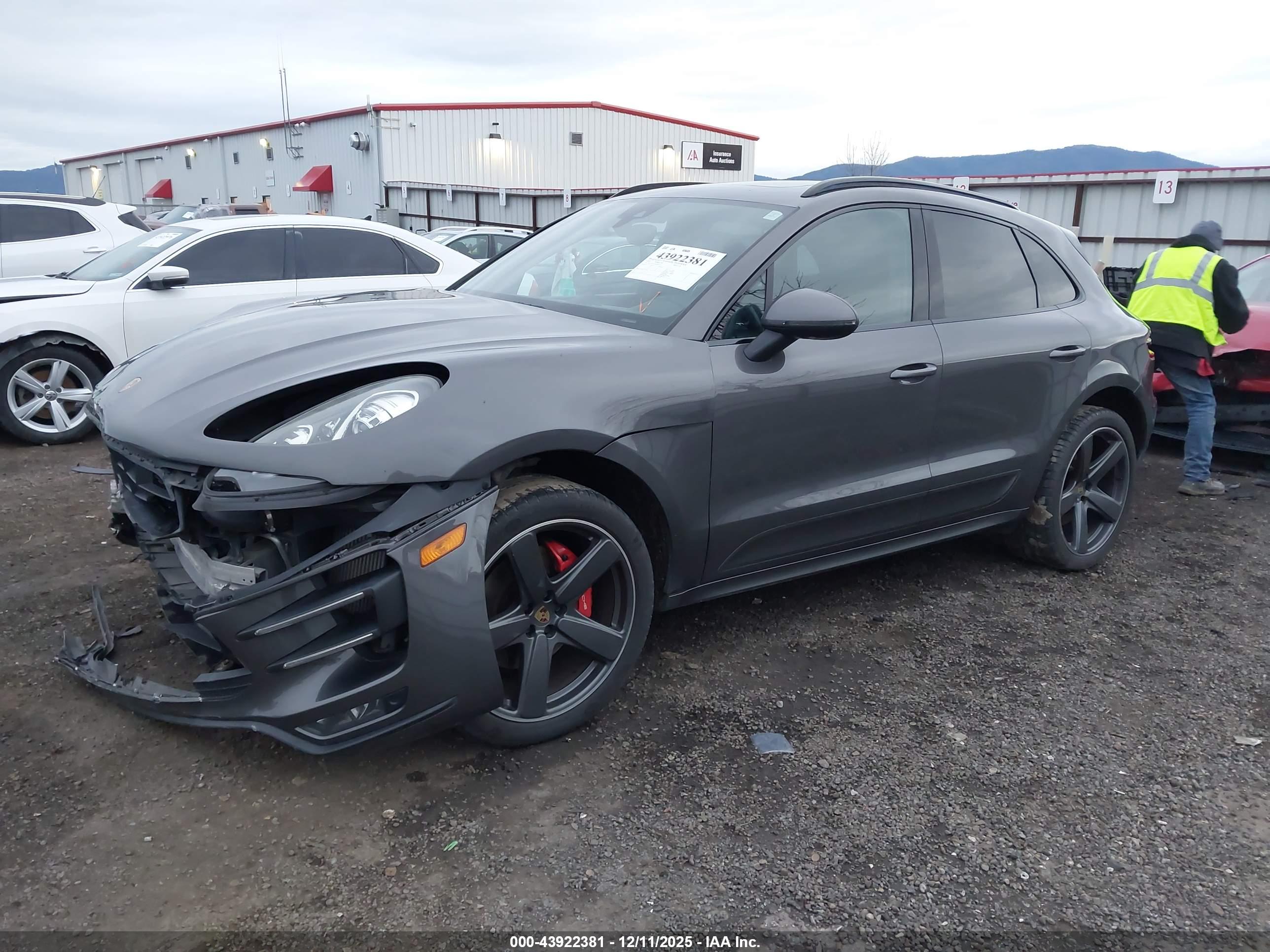 PORSCHE MACAN image 2