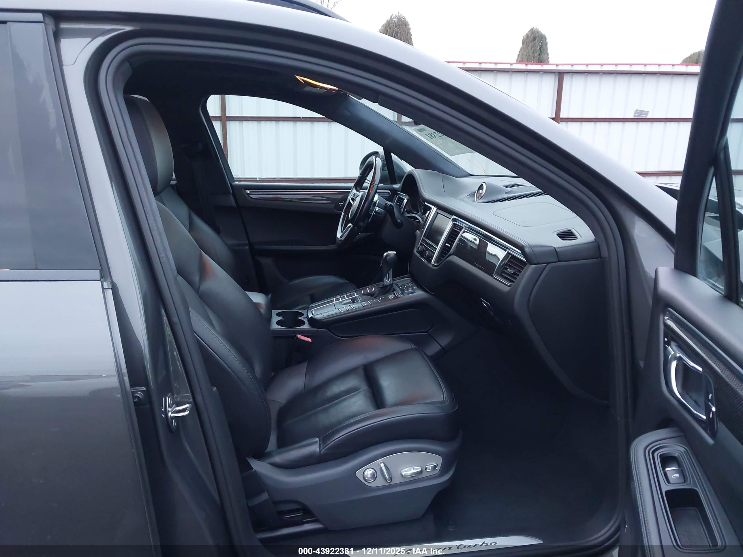 PORSCHE MACAN image 5