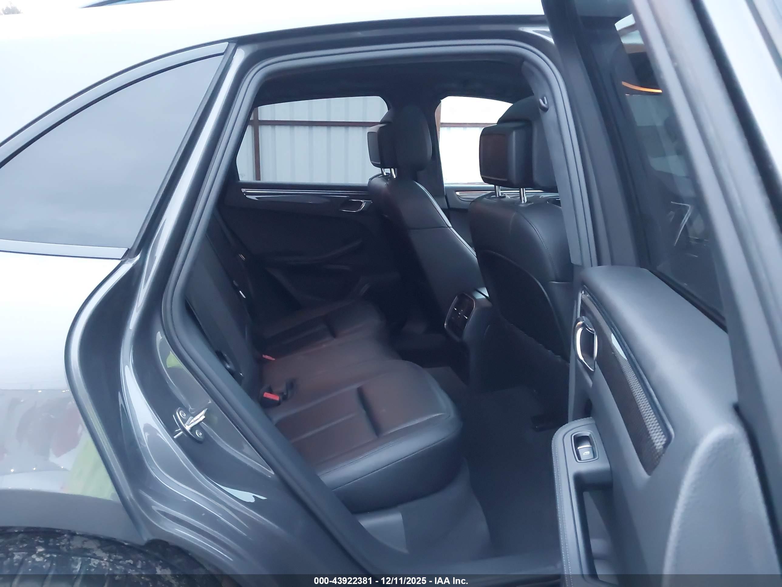 PORSCHE MACAN image 8