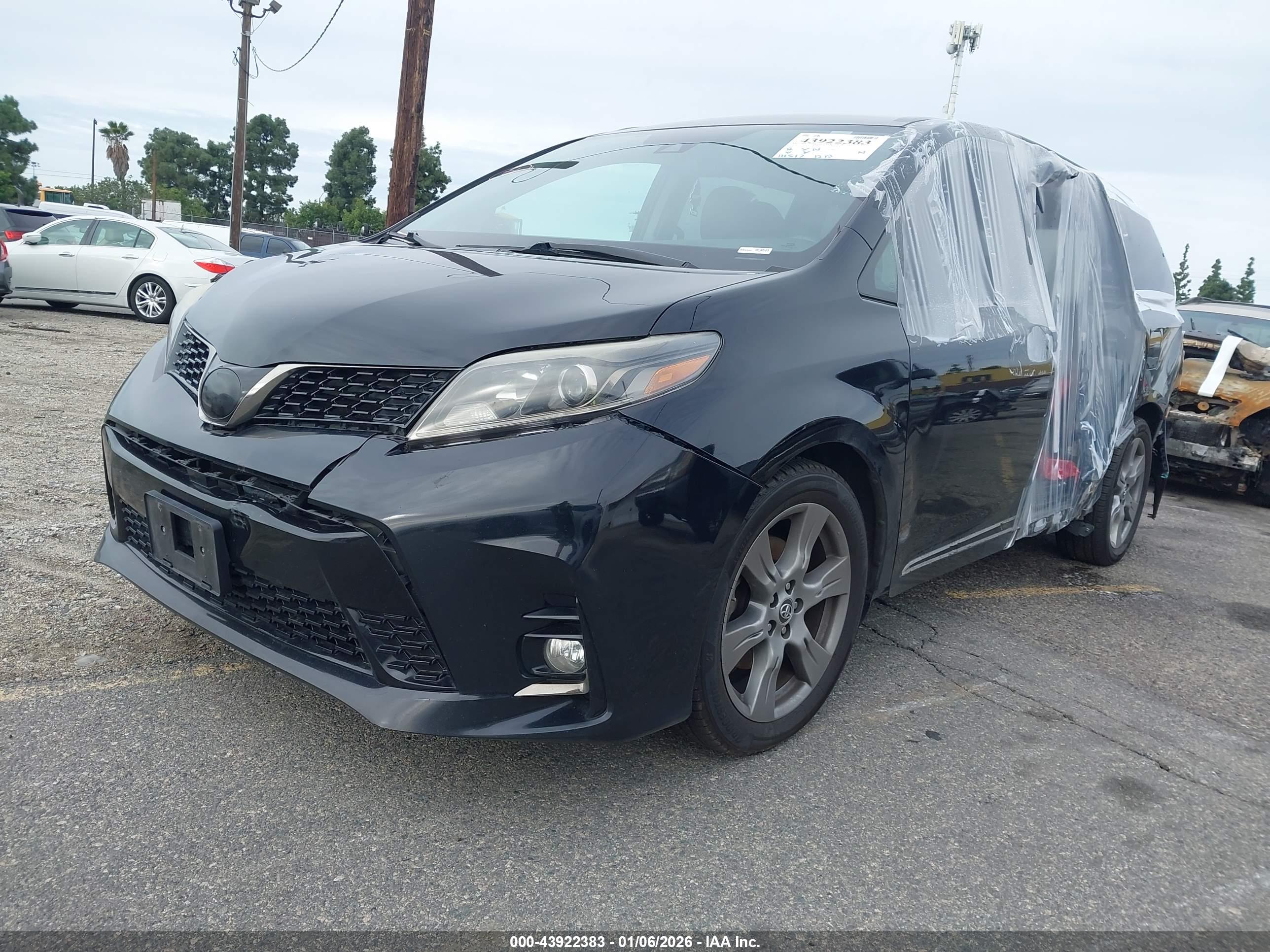 TOYOTA SIENNA image 2