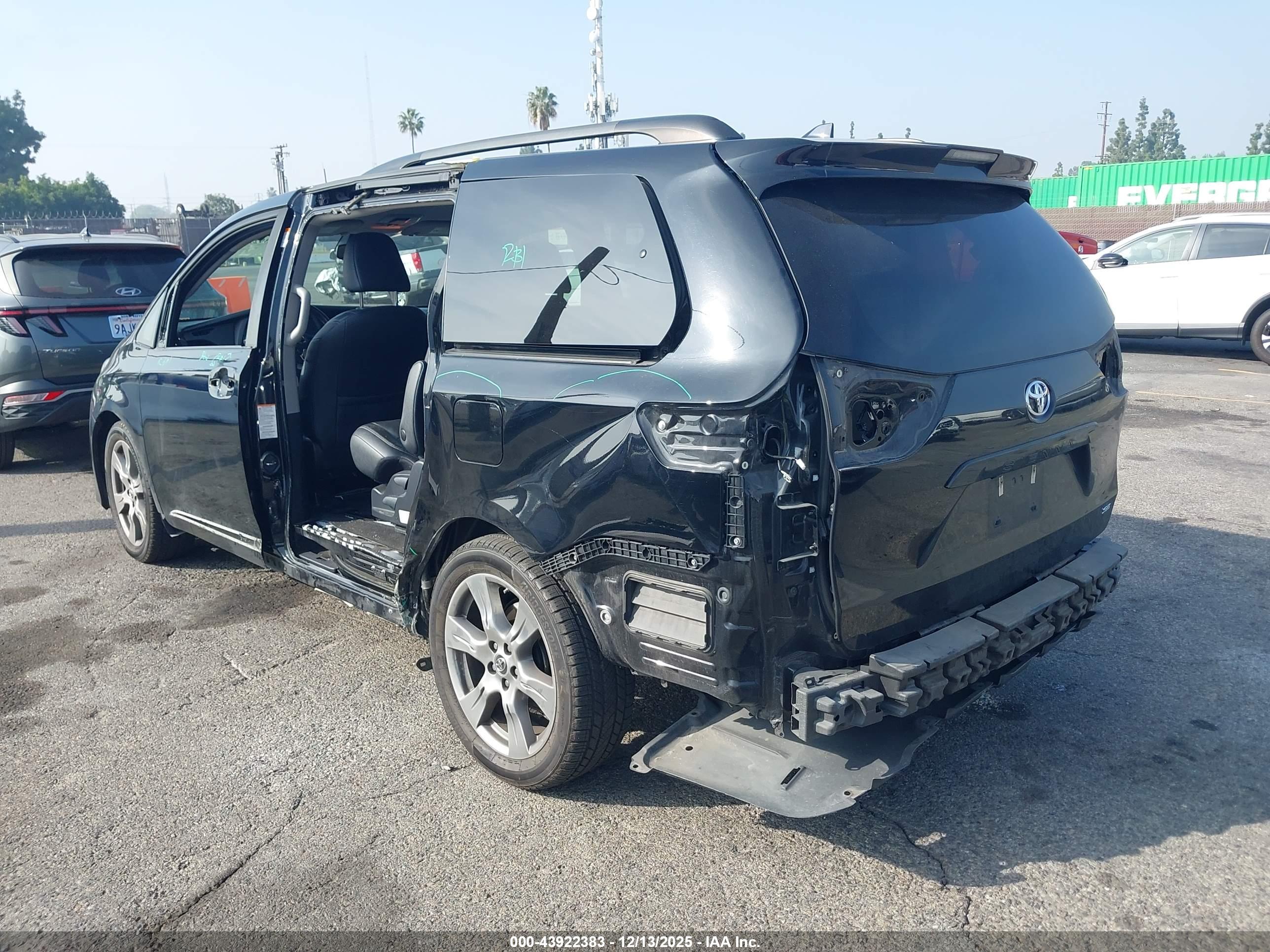 TOYOTA SIENNA image 3