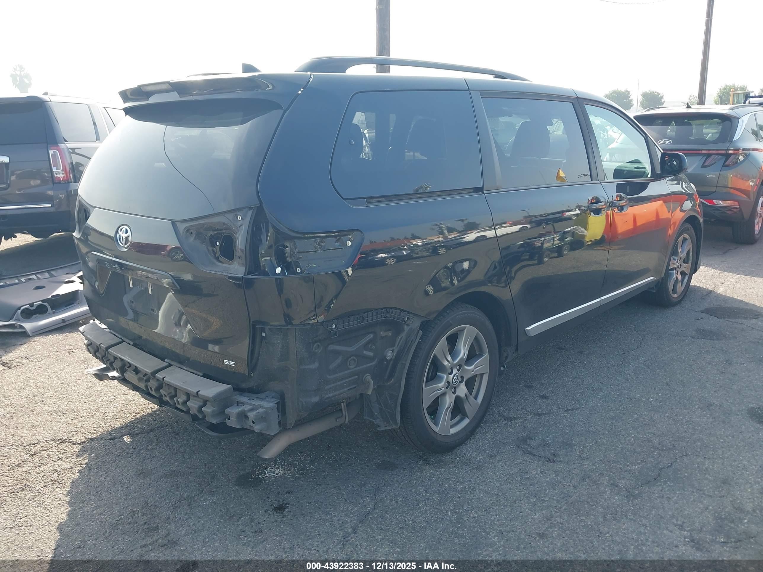 TOYOTA SIENNA image 4