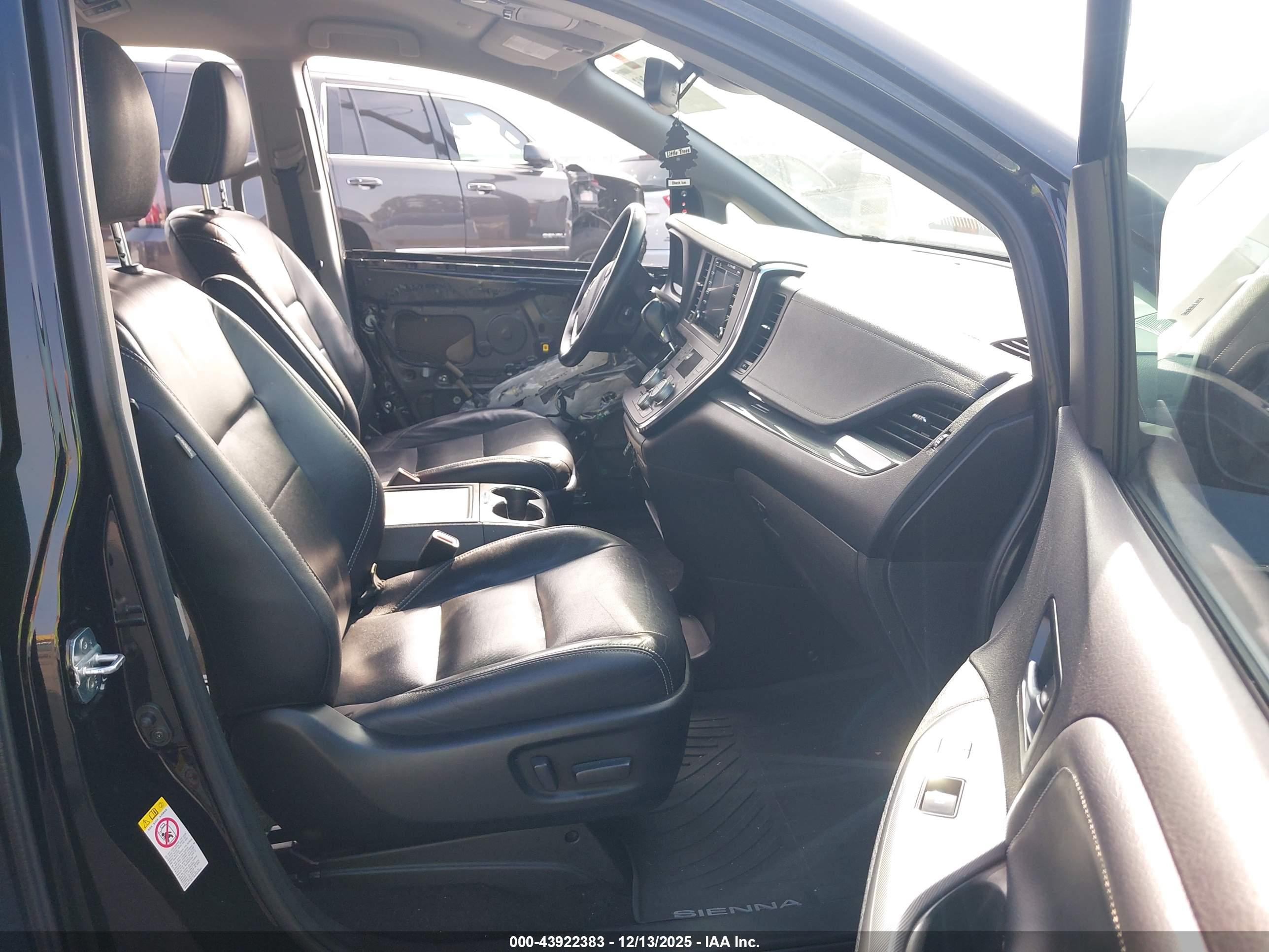 TOYOTA SIENNA image 5