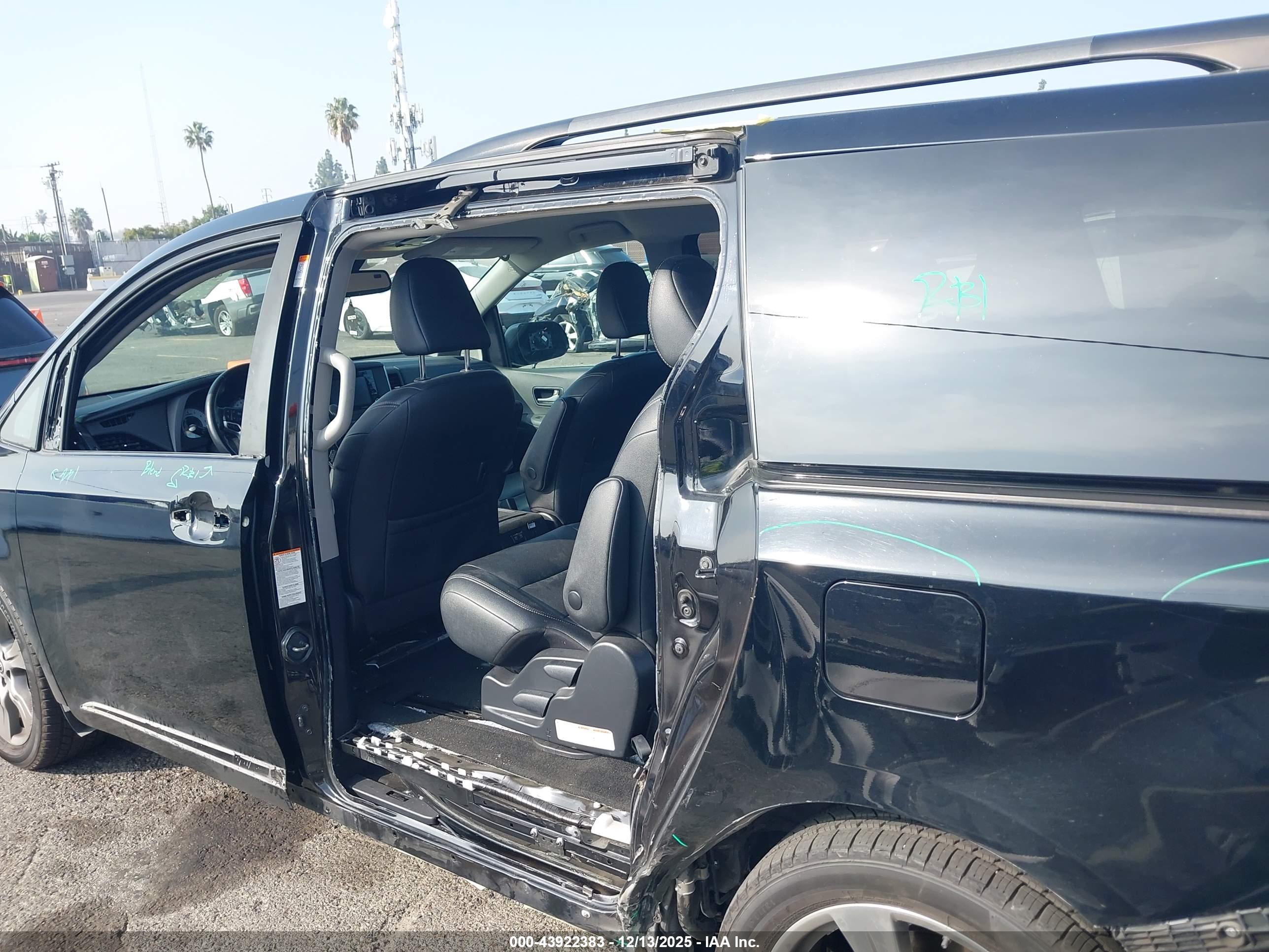 TOYOTA SIENNA image 6