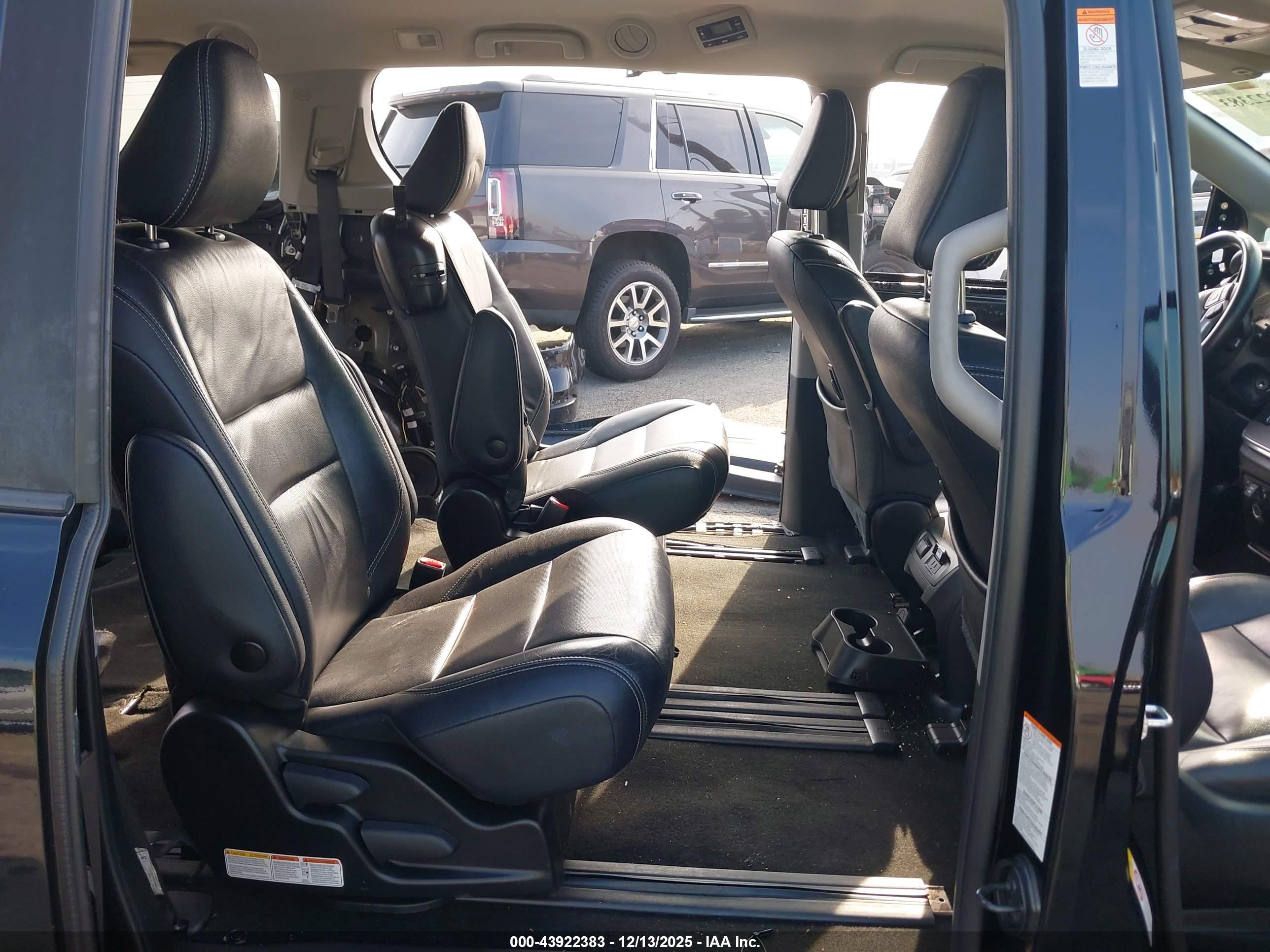 TOYOTA SIENNA image 8