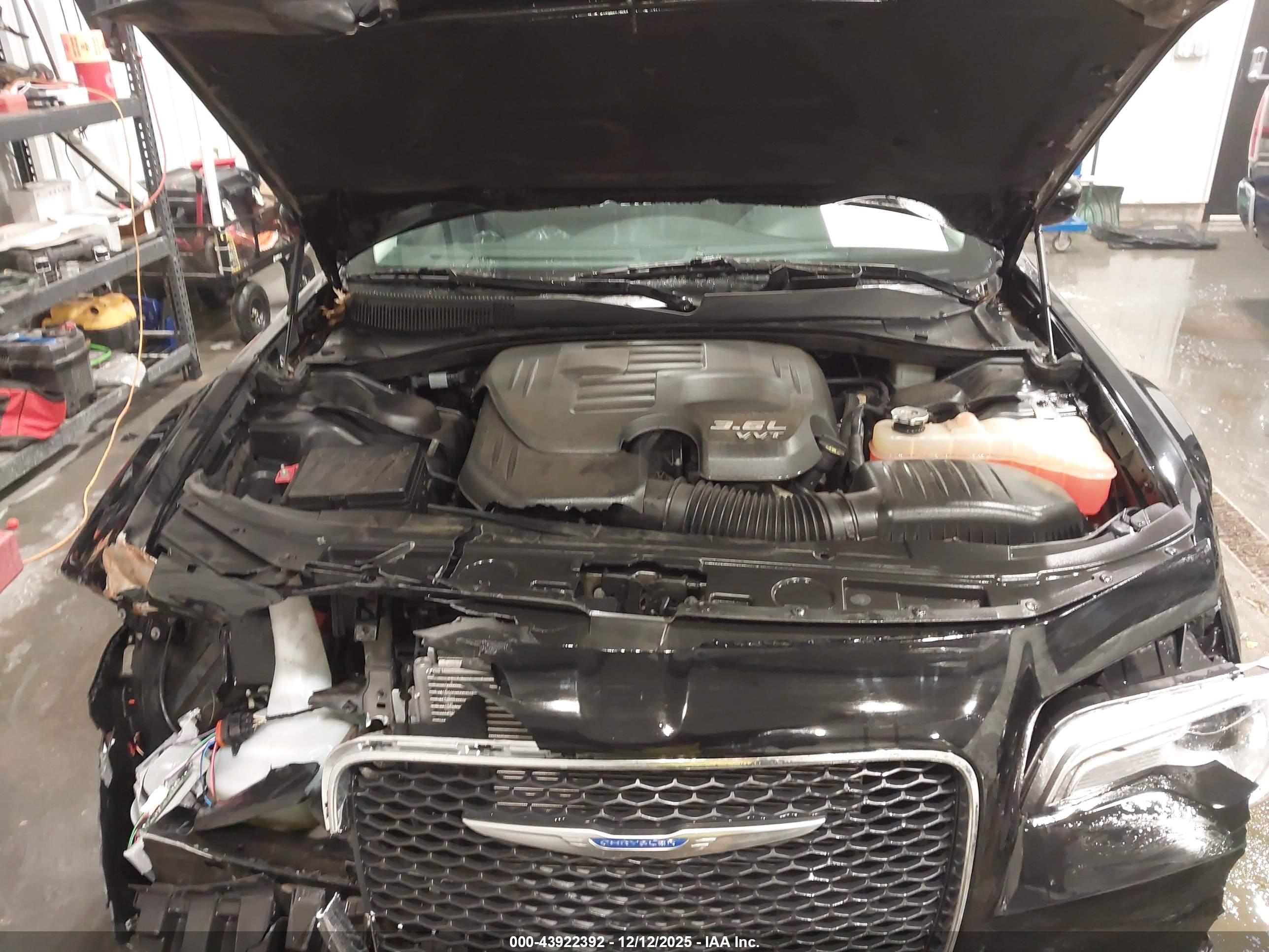 CHRYSLER 300 image 10