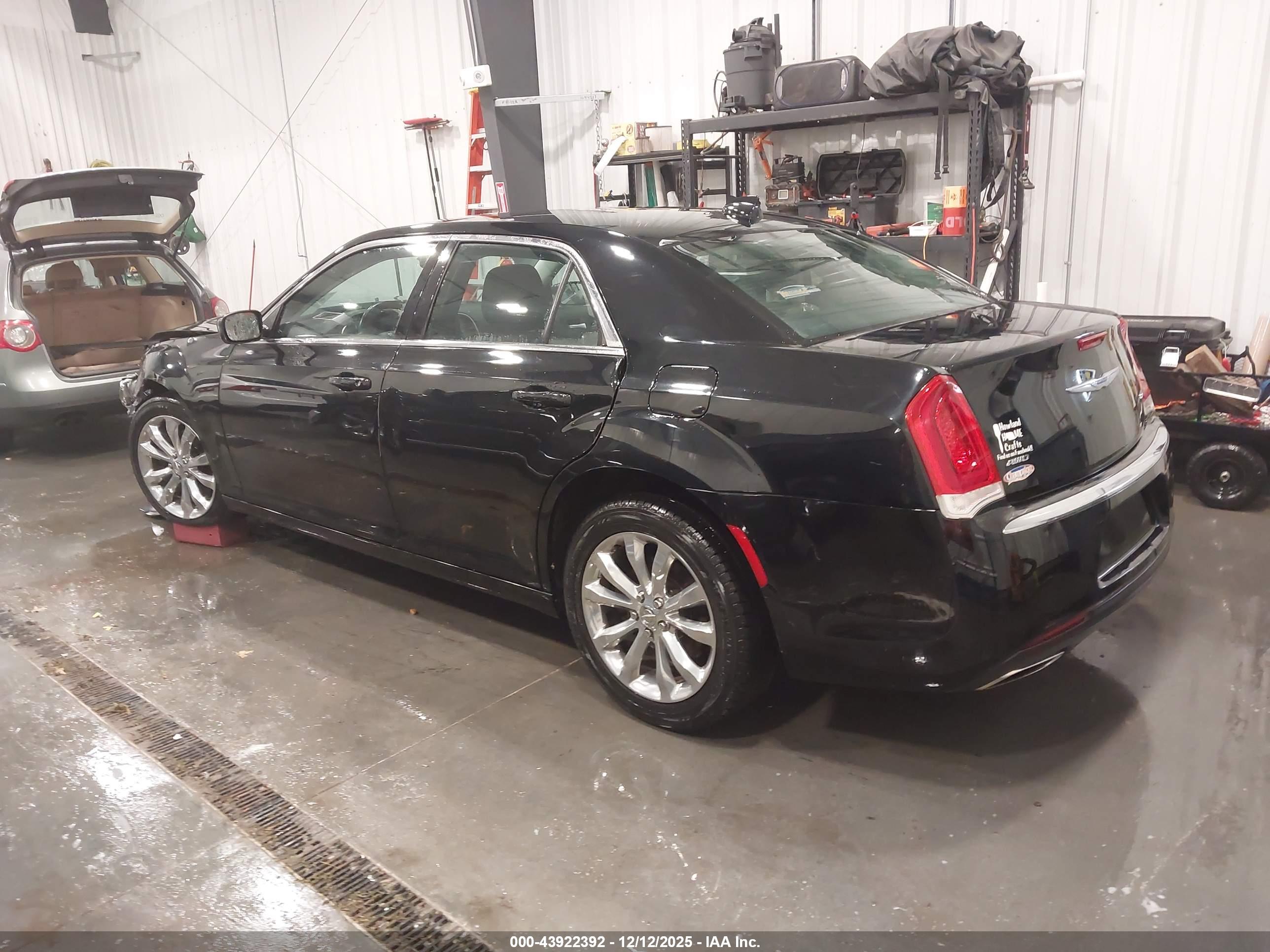 CHRYSLER 300 image 3