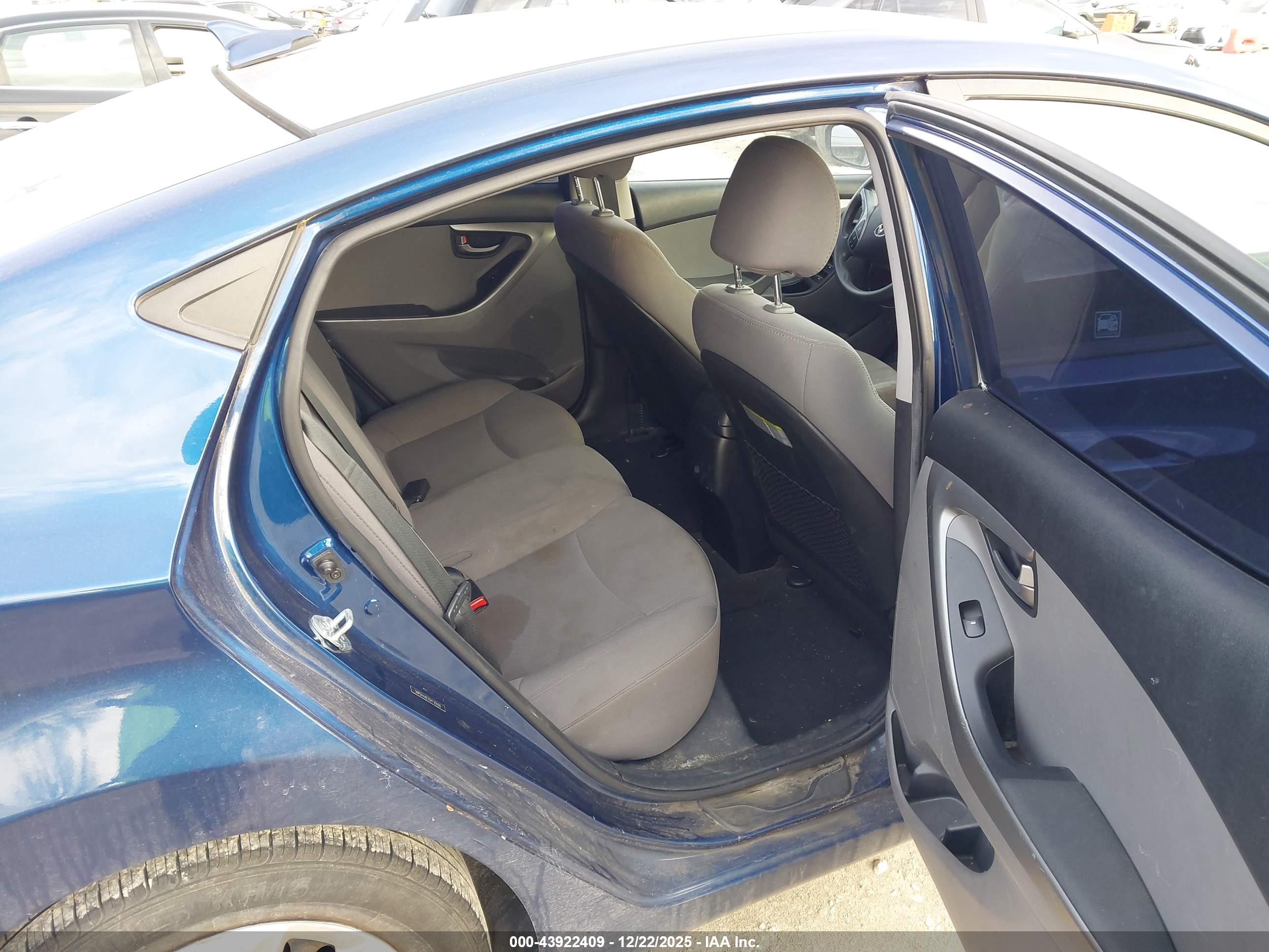 HYUNDAI ELANTRA image 8