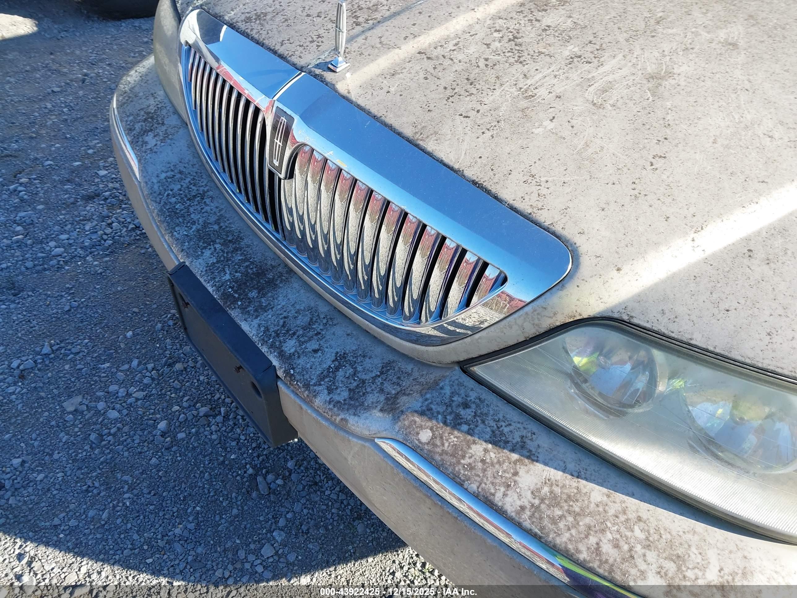 LINCOLN TOWN image 10
