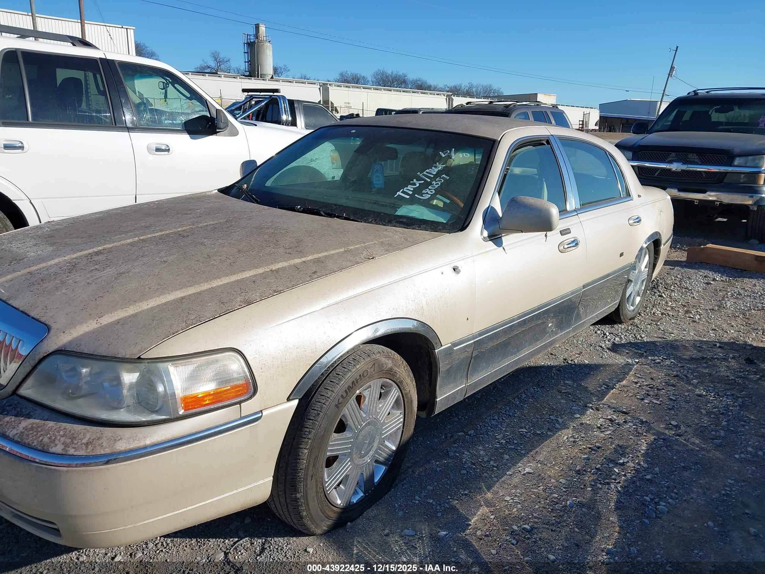 LINCOLN TOWN image 2