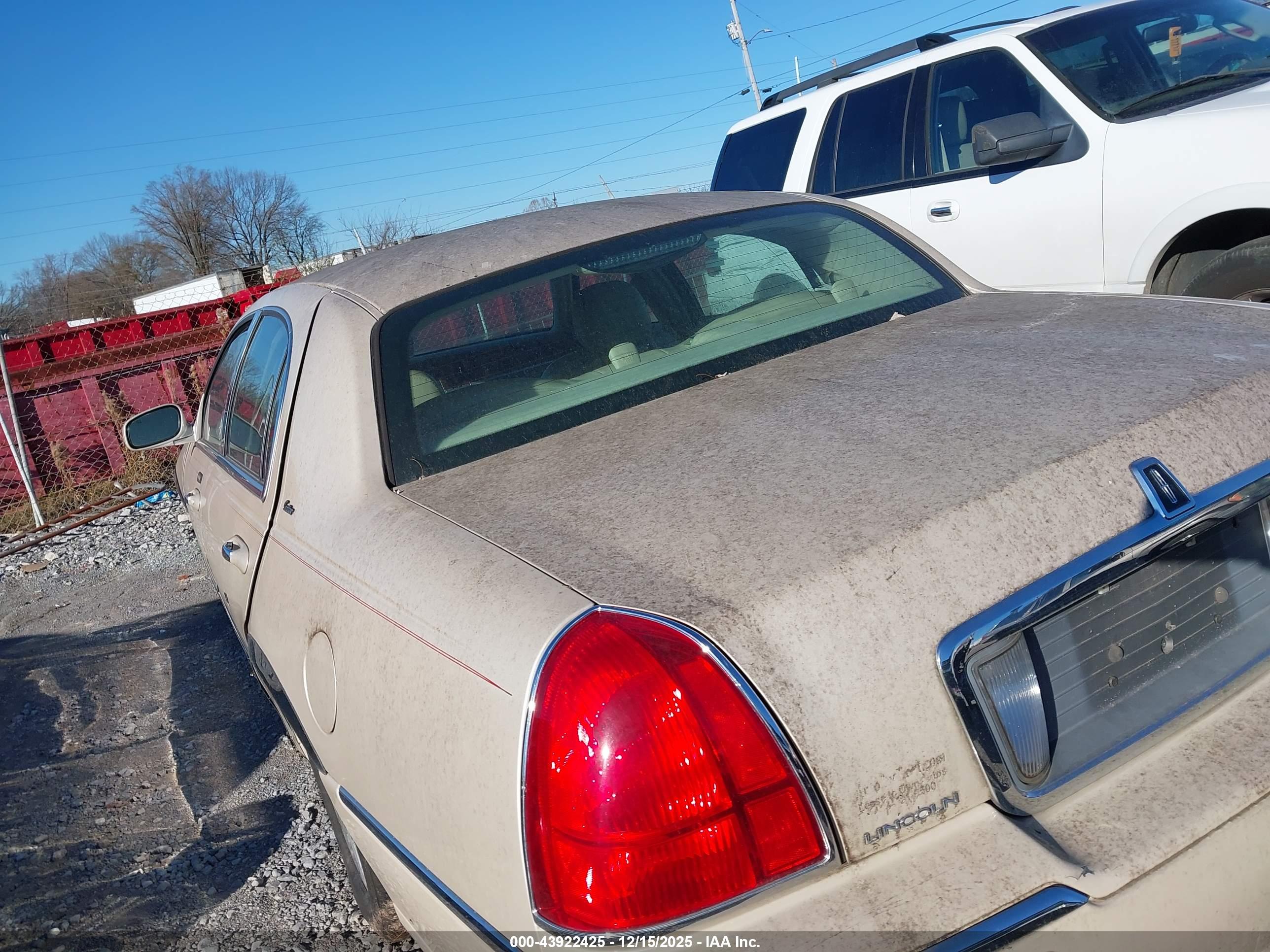LINCOLN TOWN image 3