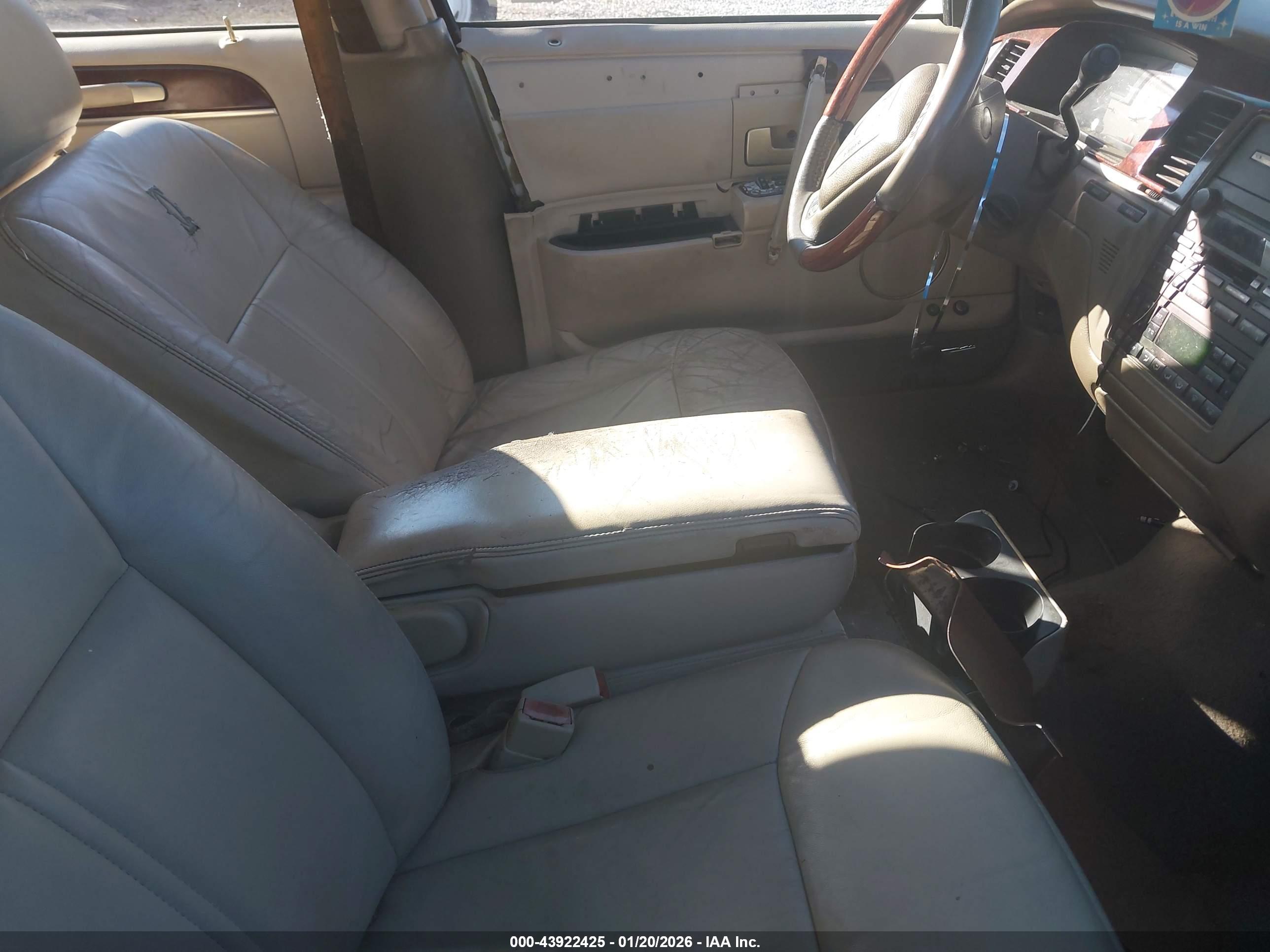 LINCOLN TOWN image 5