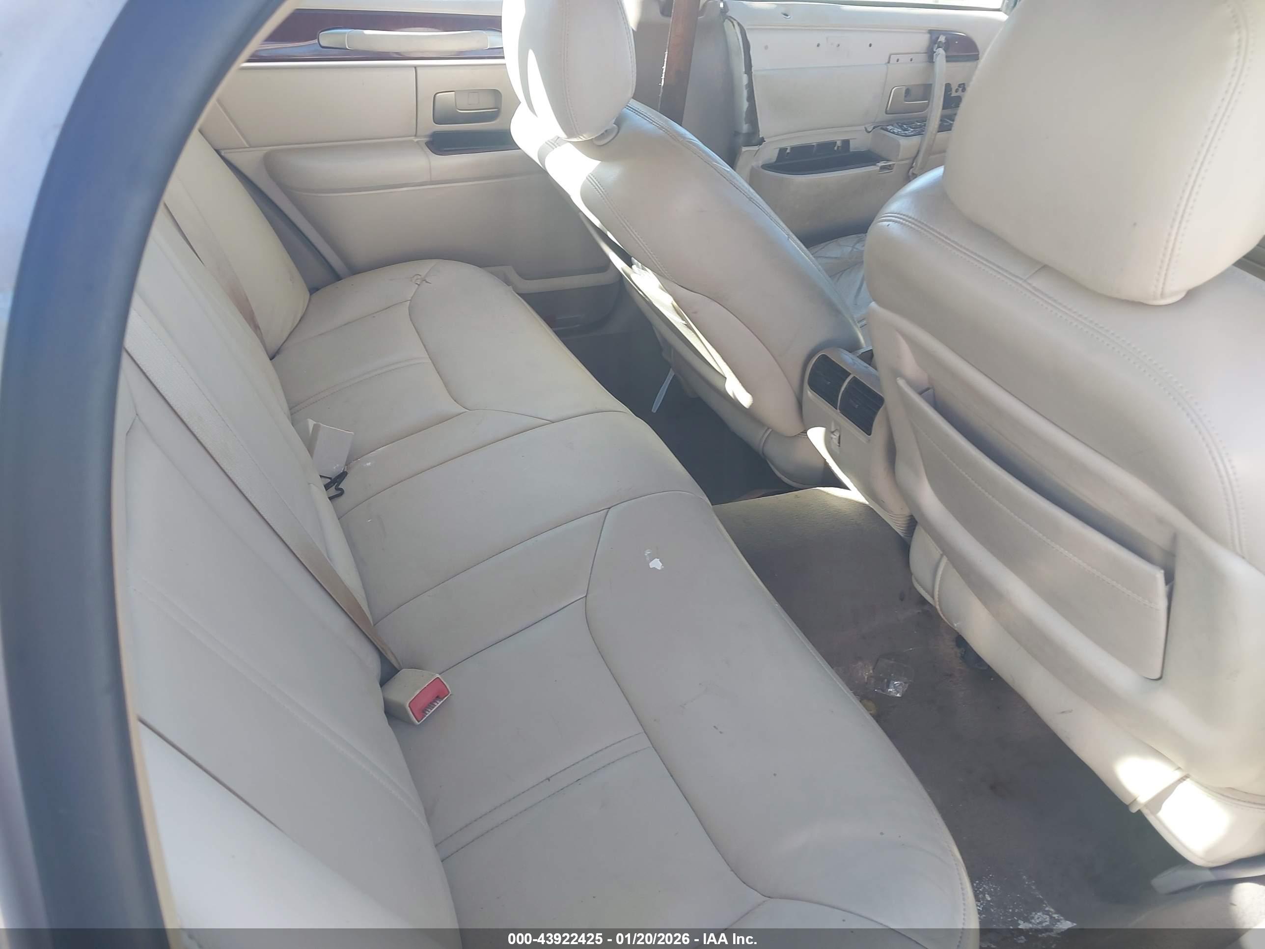 LINCOLN TOWN image 8