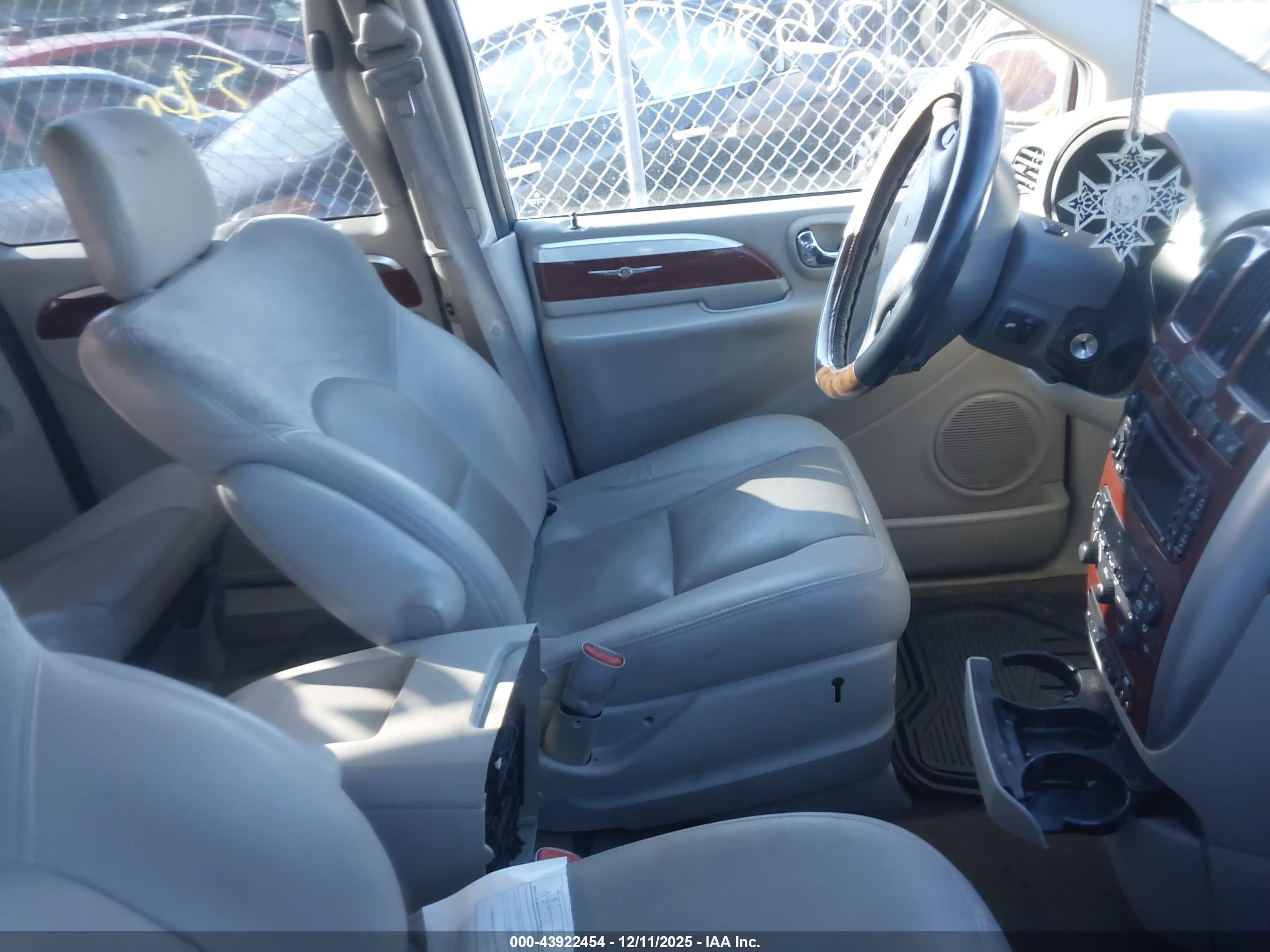 CHRYSLER TOWN image 5