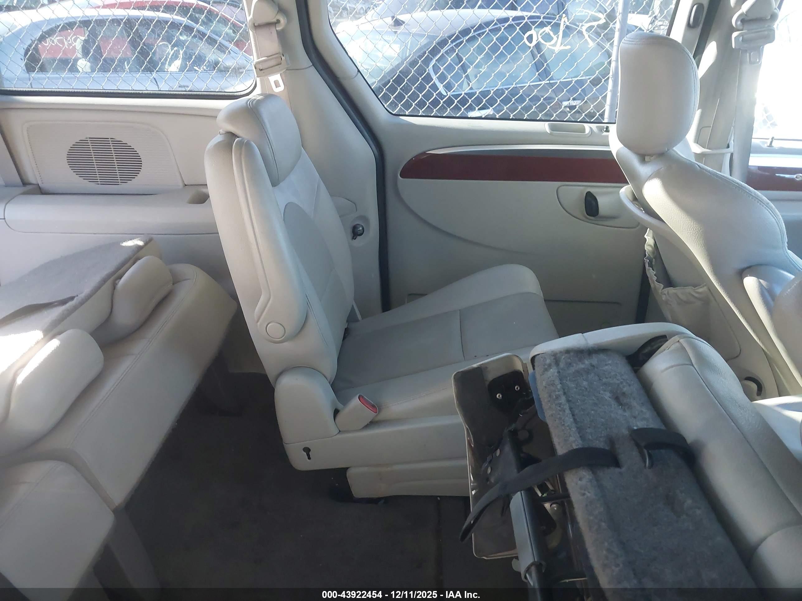 CHRYSLER TOWN image 8