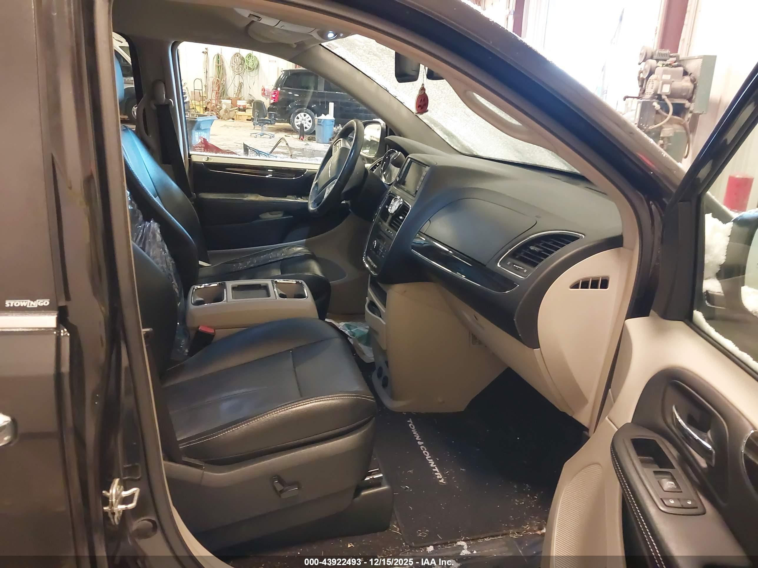 CHRYSLER TOWN image 5