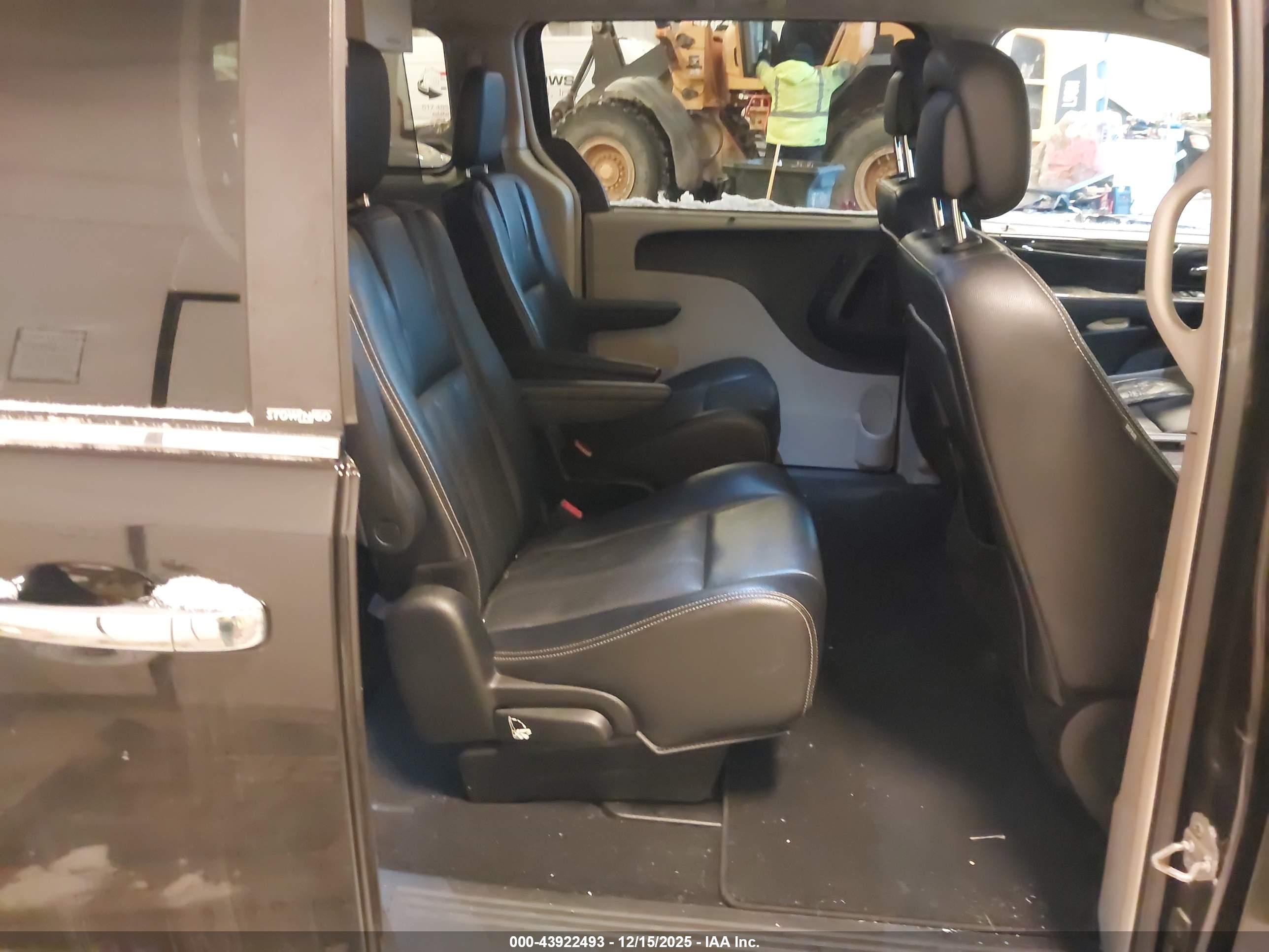 CHRYSLER TOWN image 8
