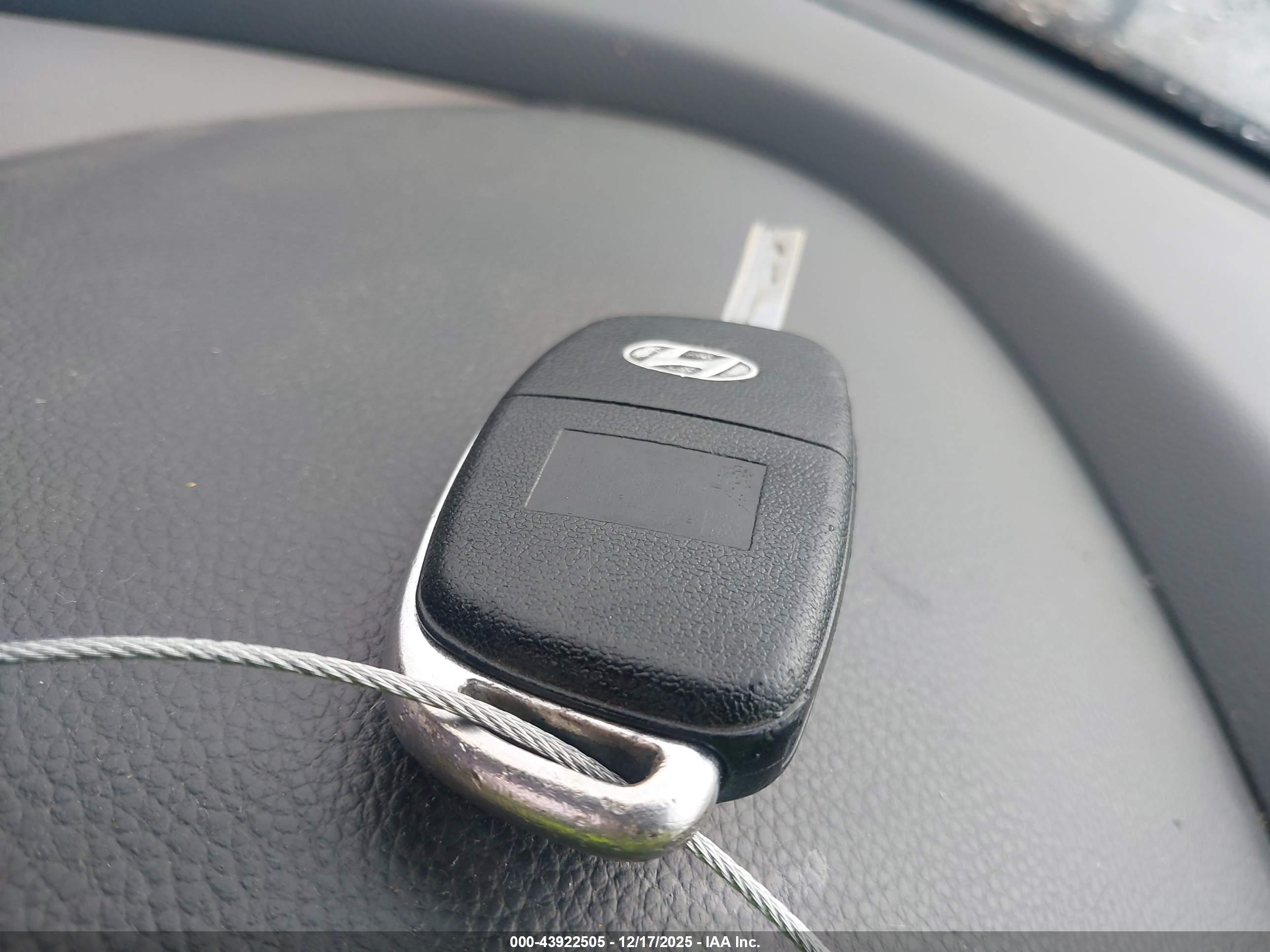 HYUNDAI SANTA image 11
