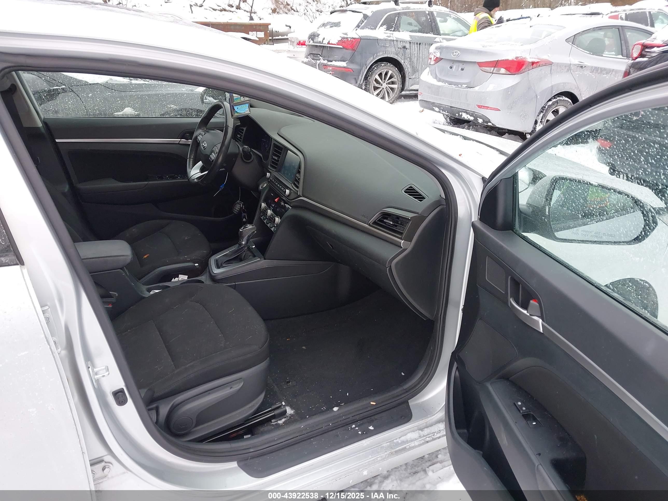 HYUNDAI ELANTRA image 5