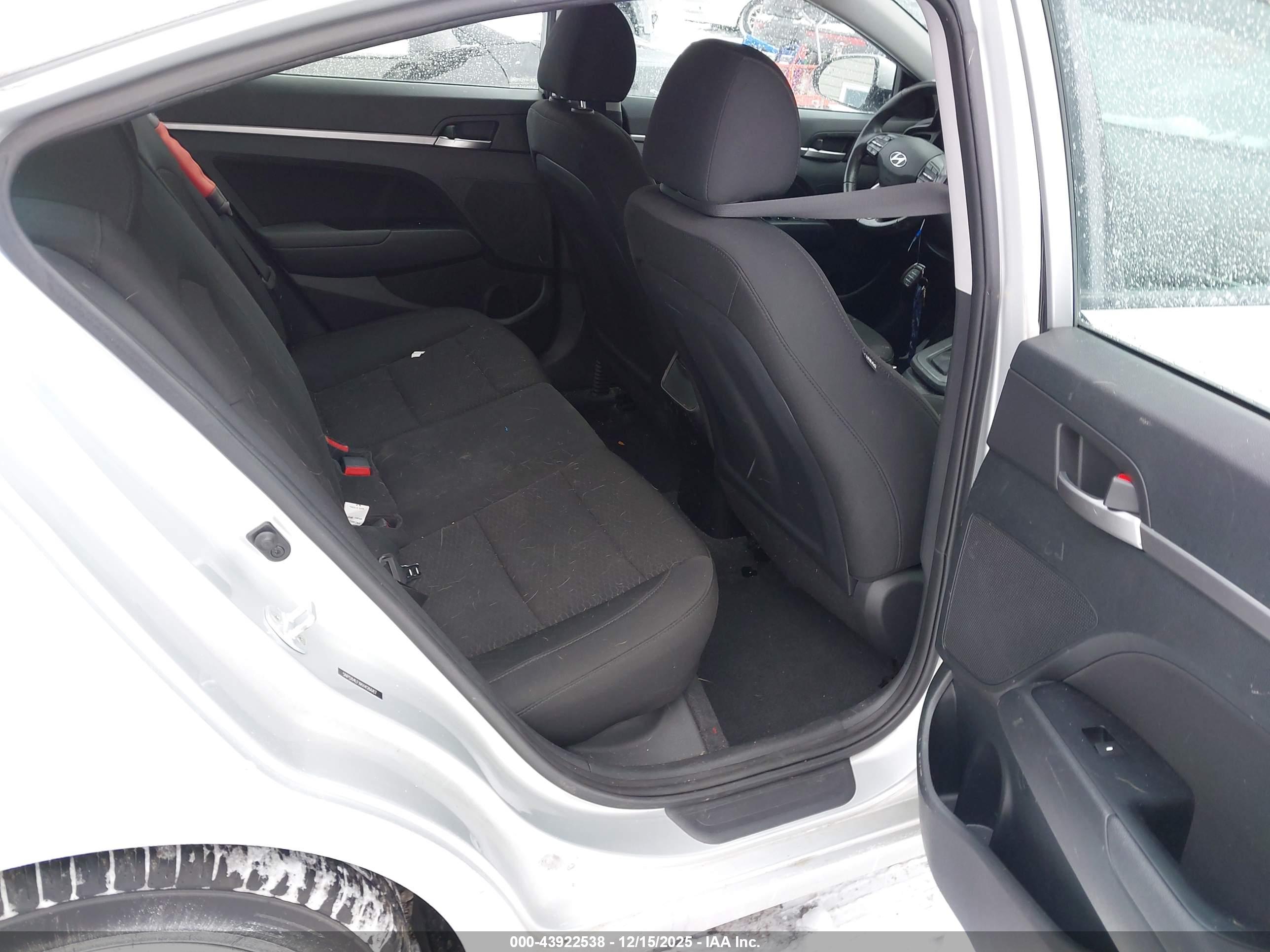 HYUNDAI ELANTRA image 8
