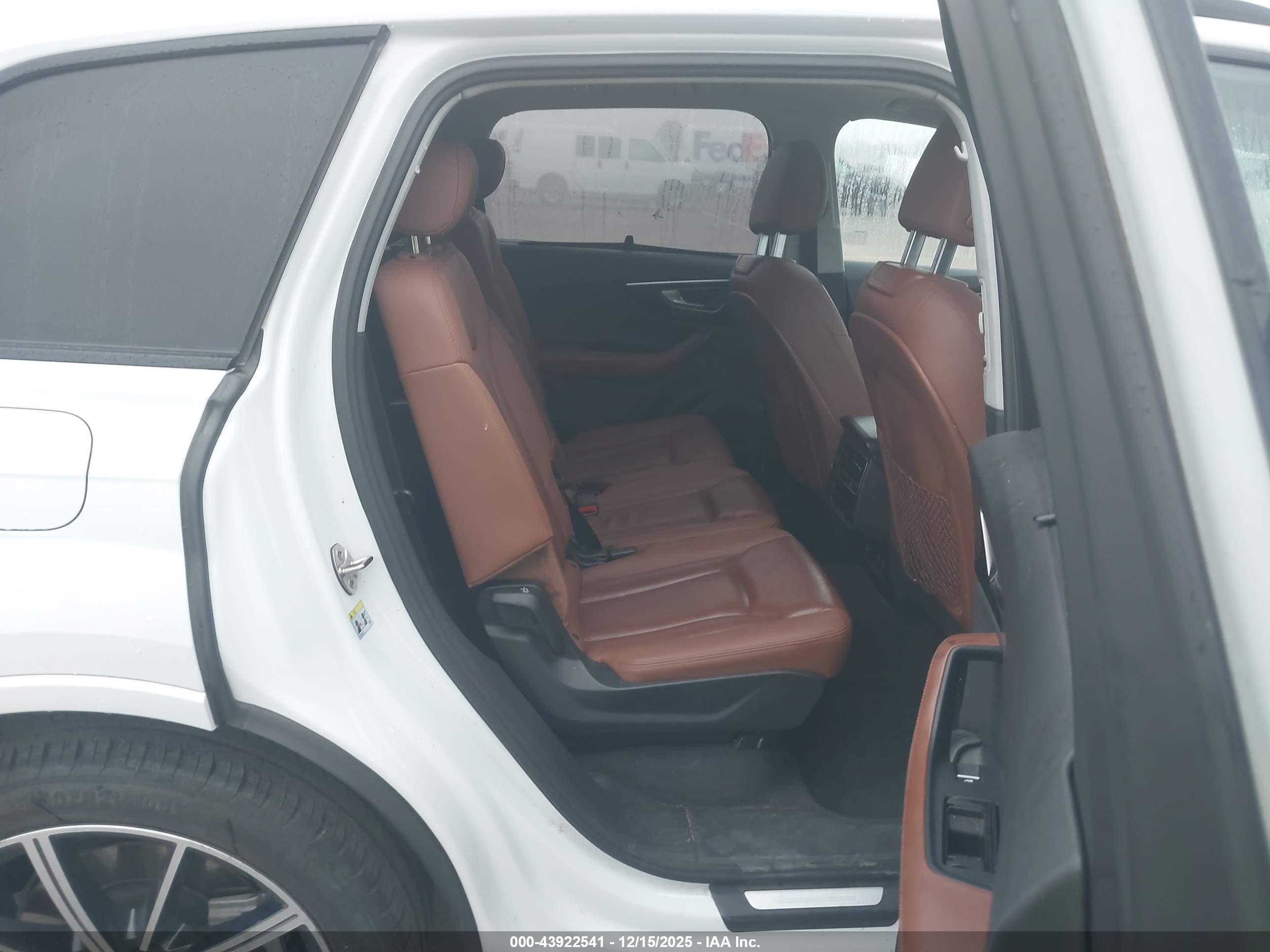 AUDI Q7 image 8