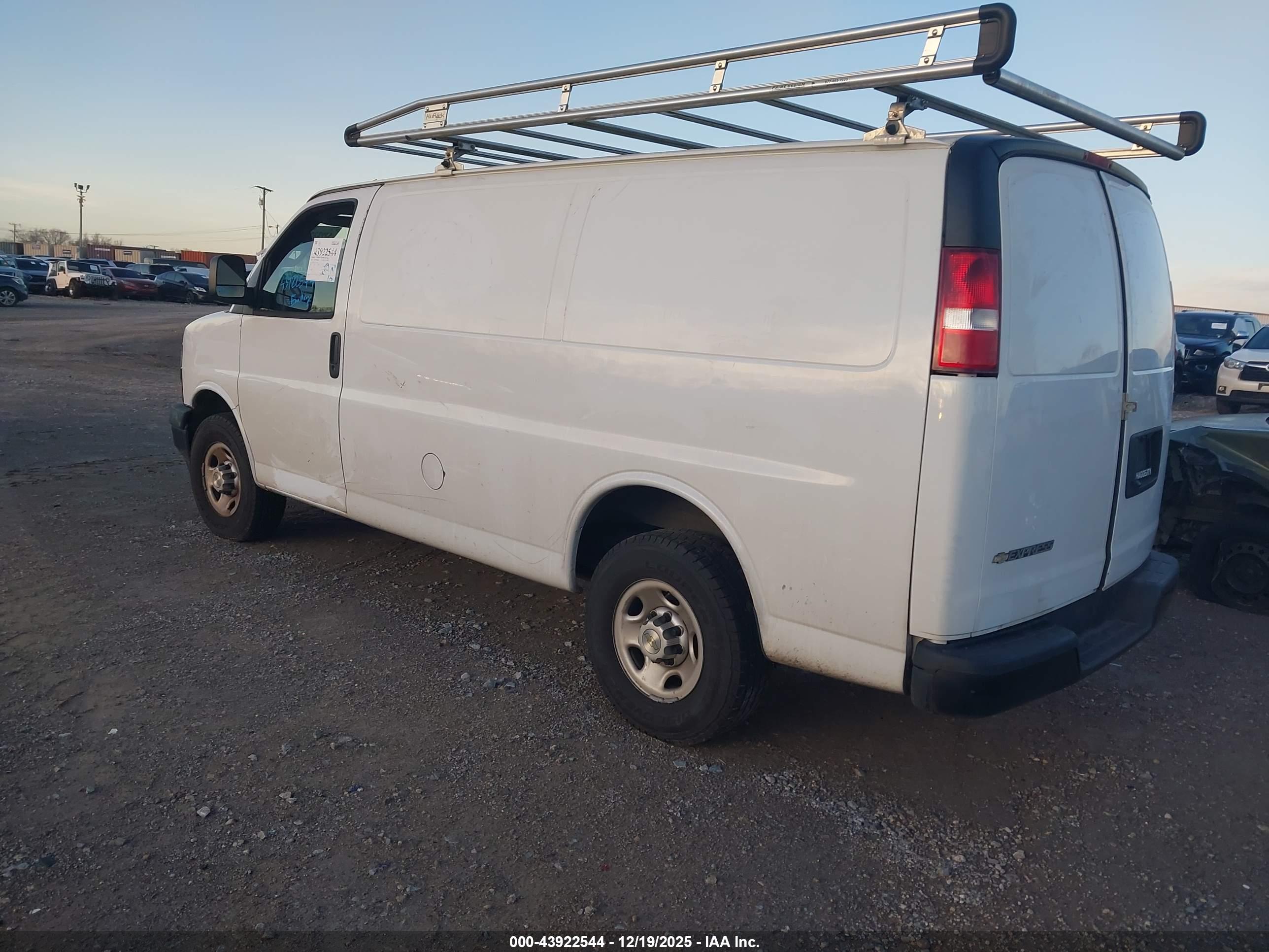 CHEVROLET EXPRESS image 3