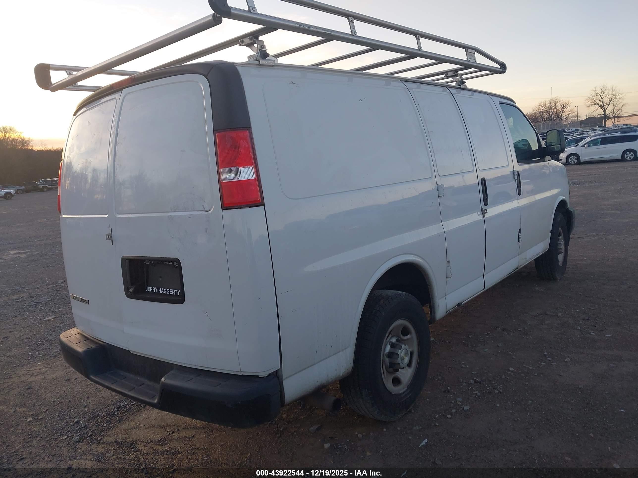 CHEVROLET EXPRESS image 4