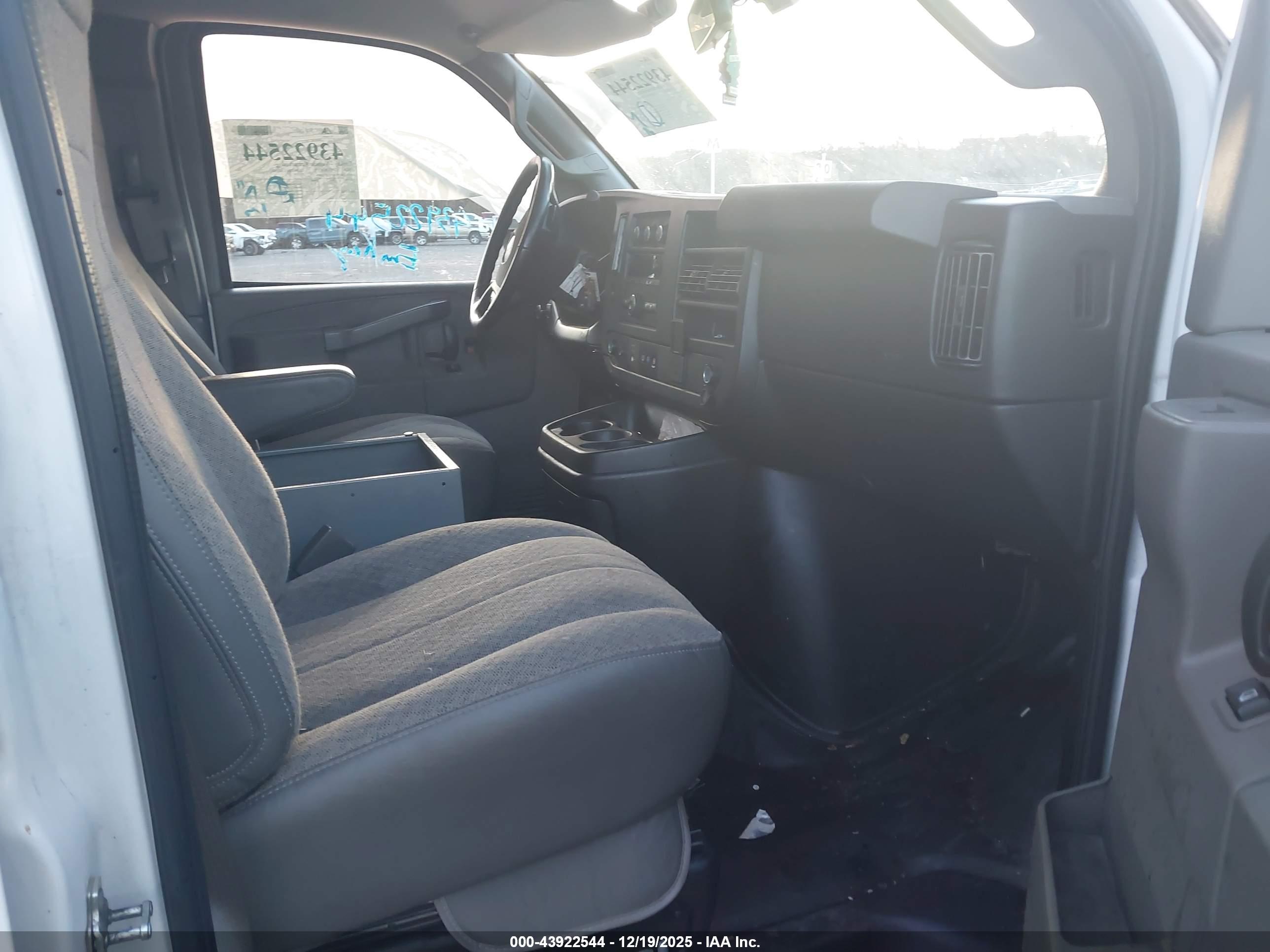 CHEVROLET EXPRESS image 5