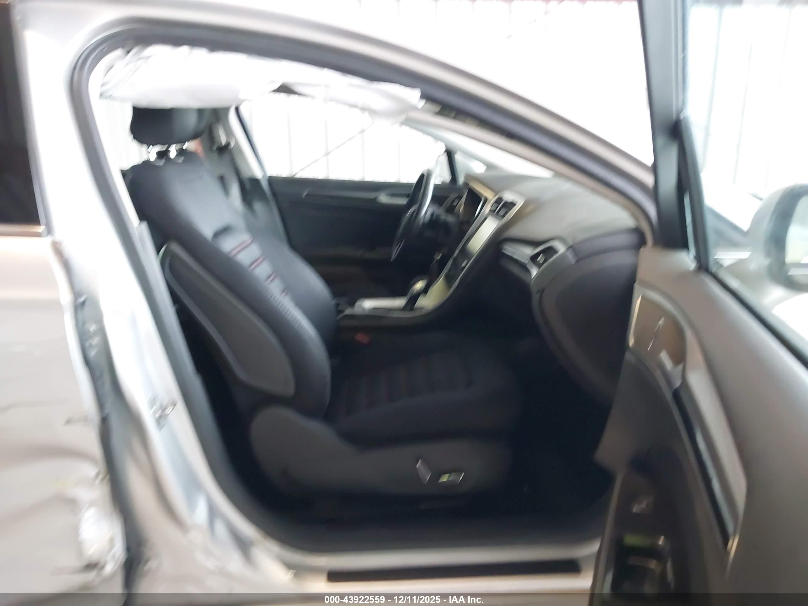 FORD FUSION image 5
