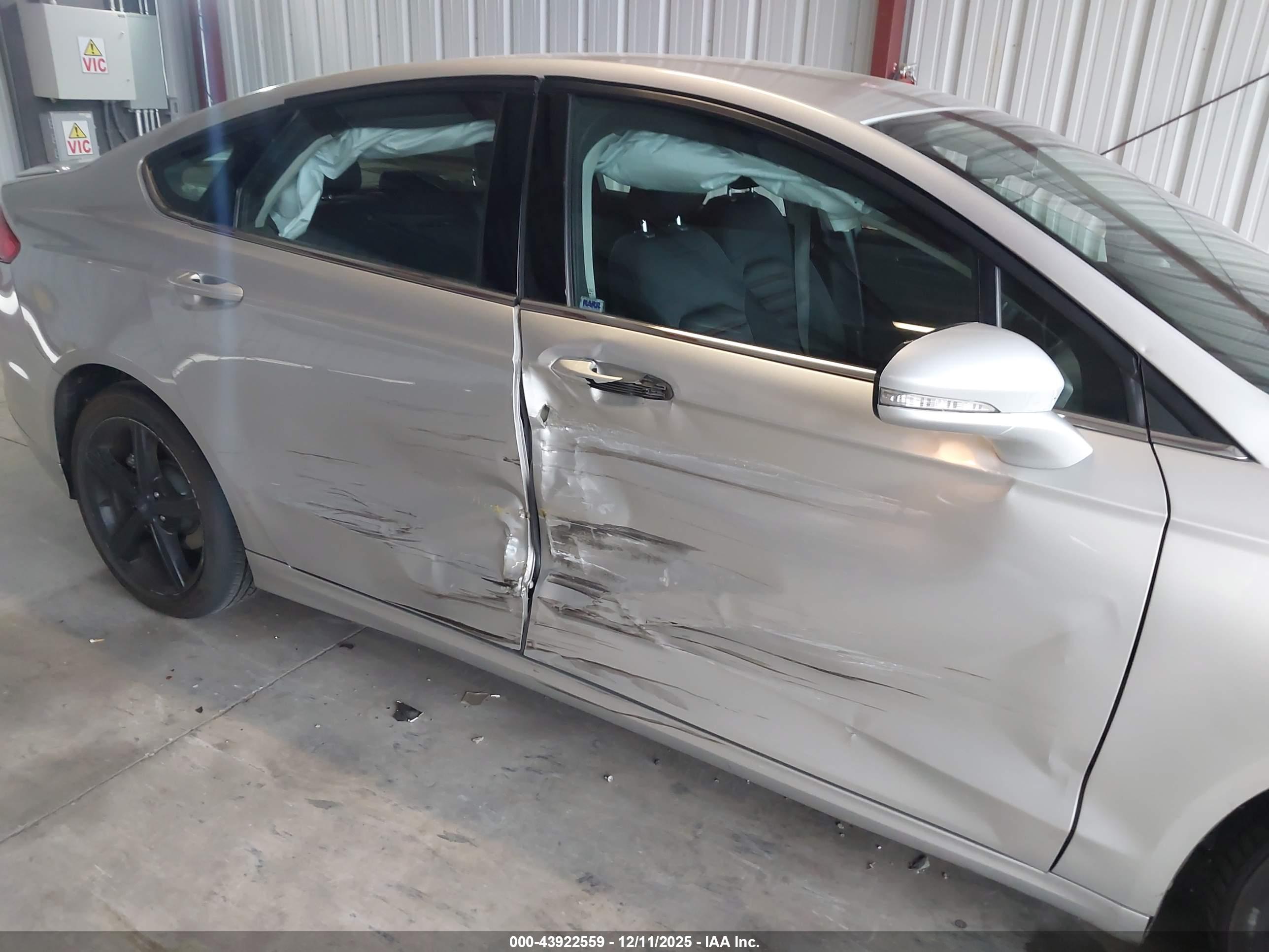 FORD FUSION image 6