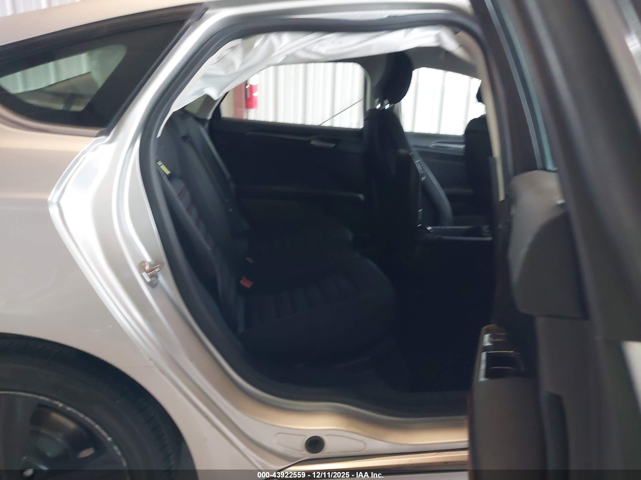FORD FUSION image 8