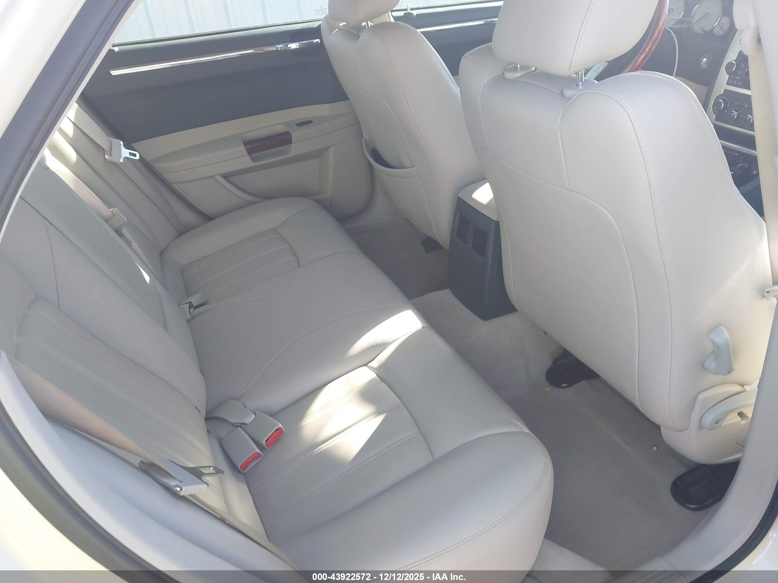 CHRYSLER 300C image 8