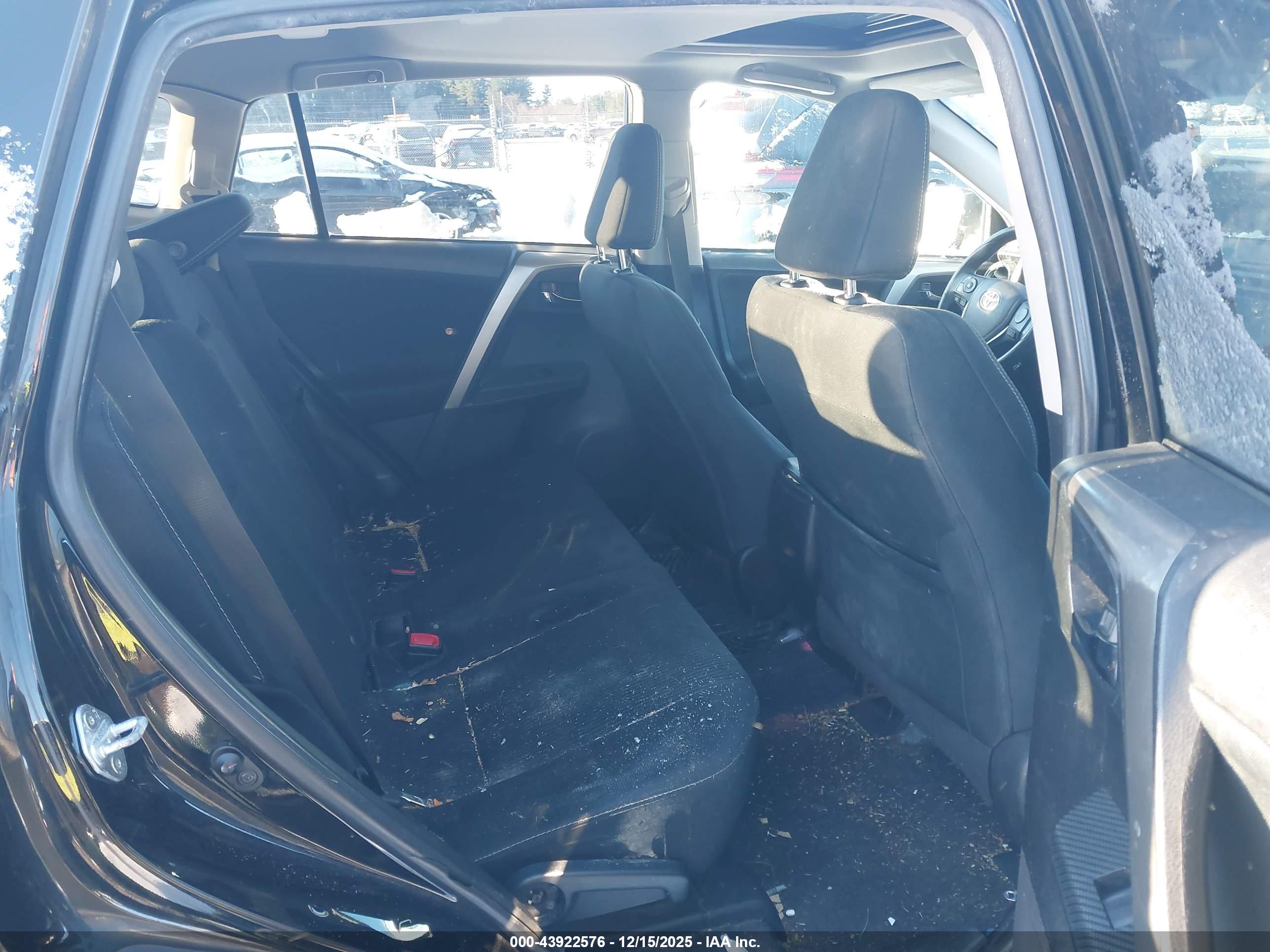 TOYOTA RAV4 image 8