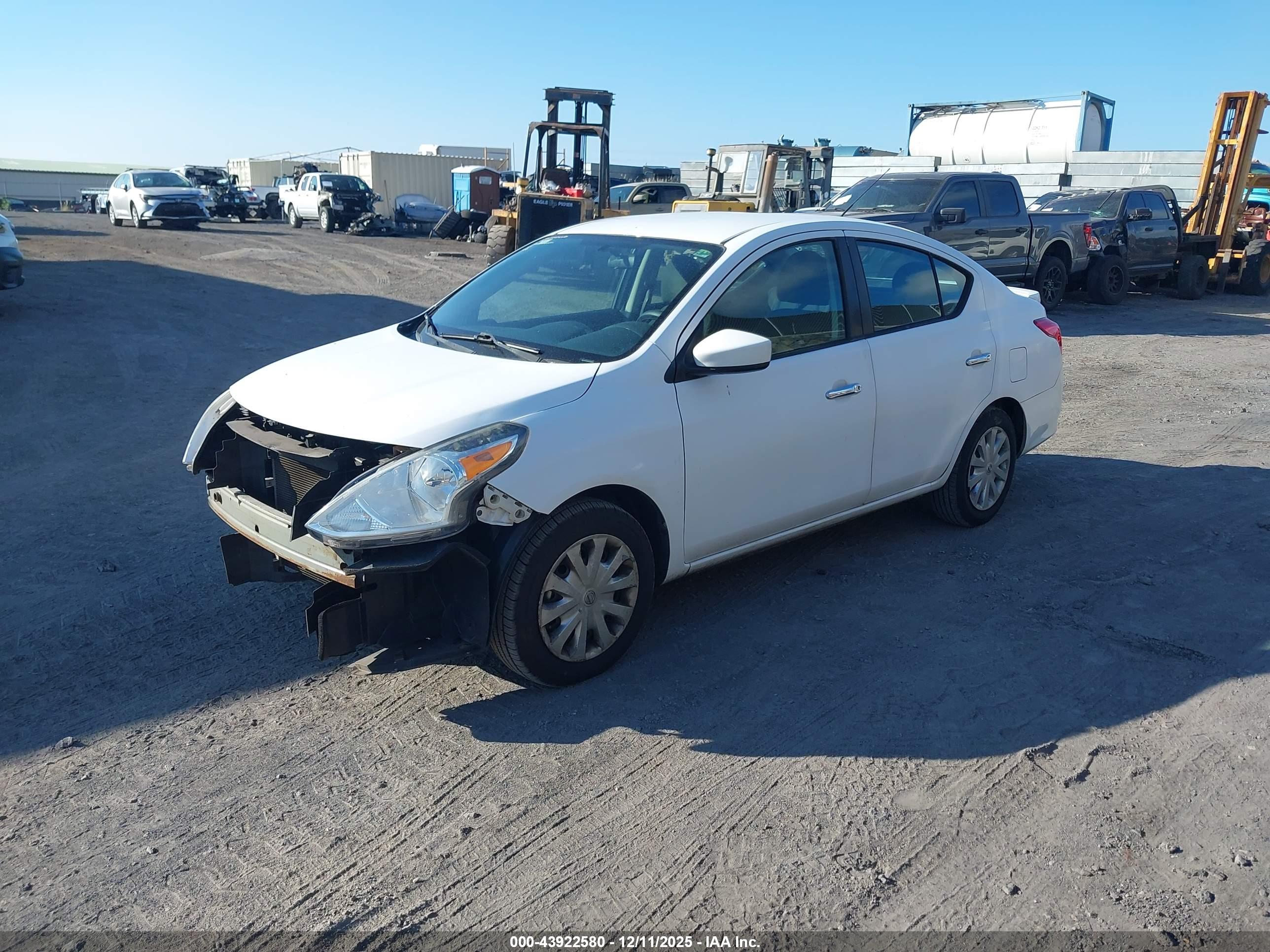 NISSAN VERSA image 2