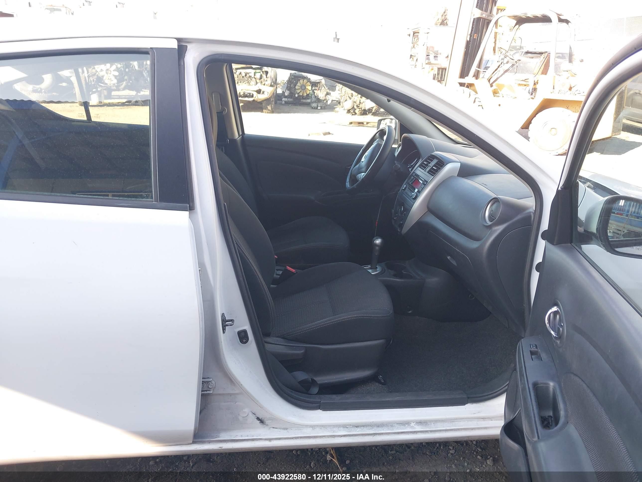 NISSAN VERSA image 5