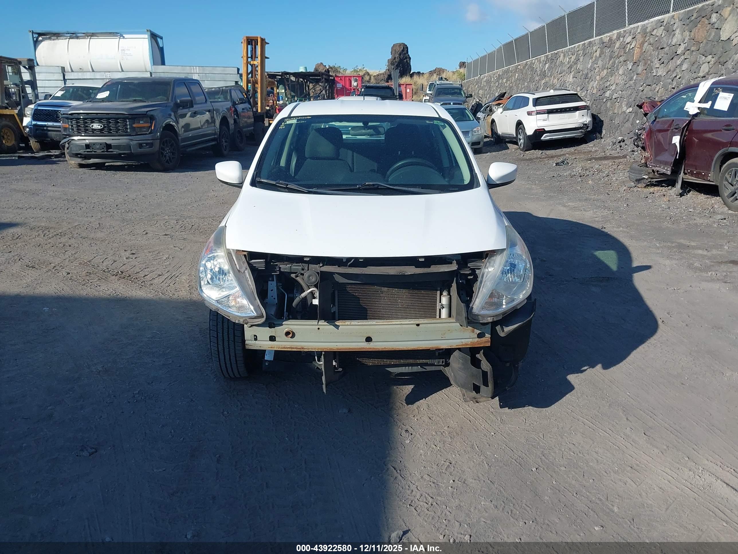 NISSAN VERSA image 6