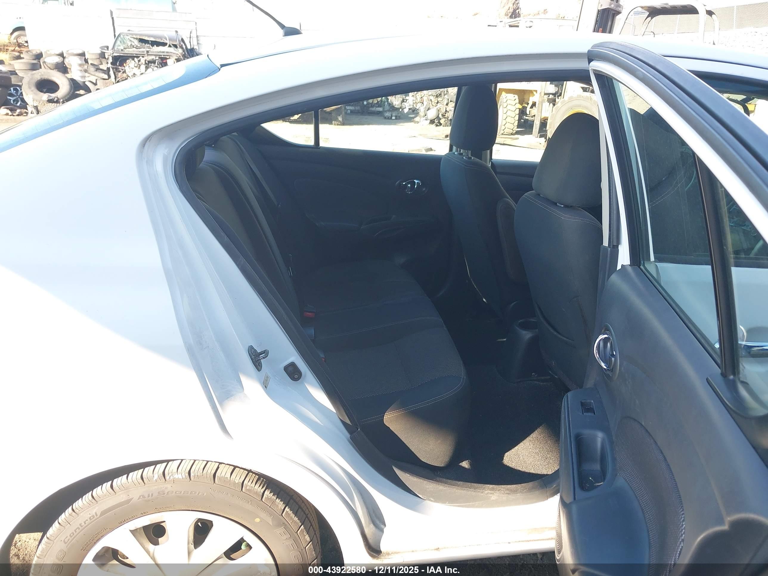 NISSAN VERSA image 8
