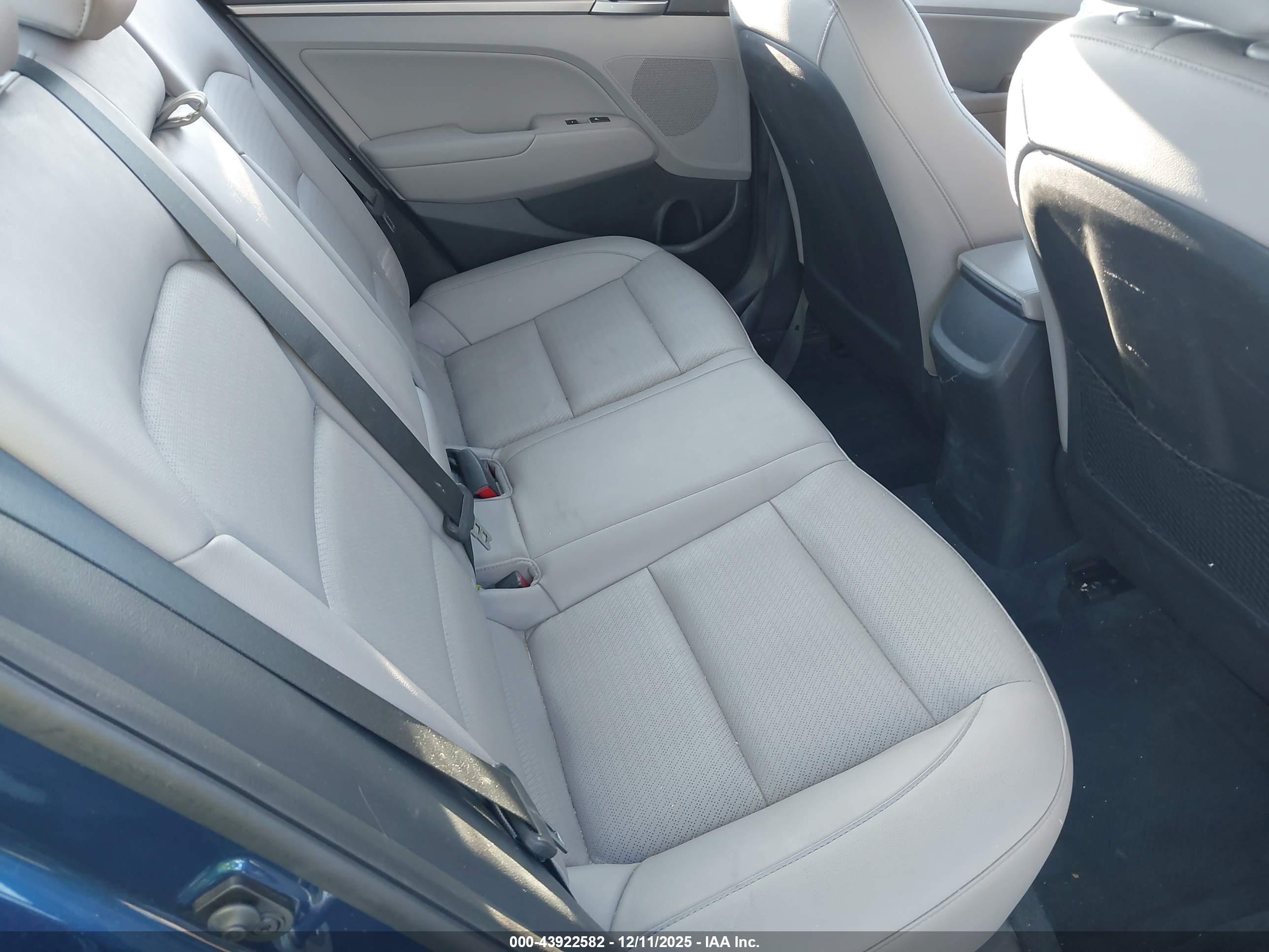 HYUNDAI ELANTRA image 8