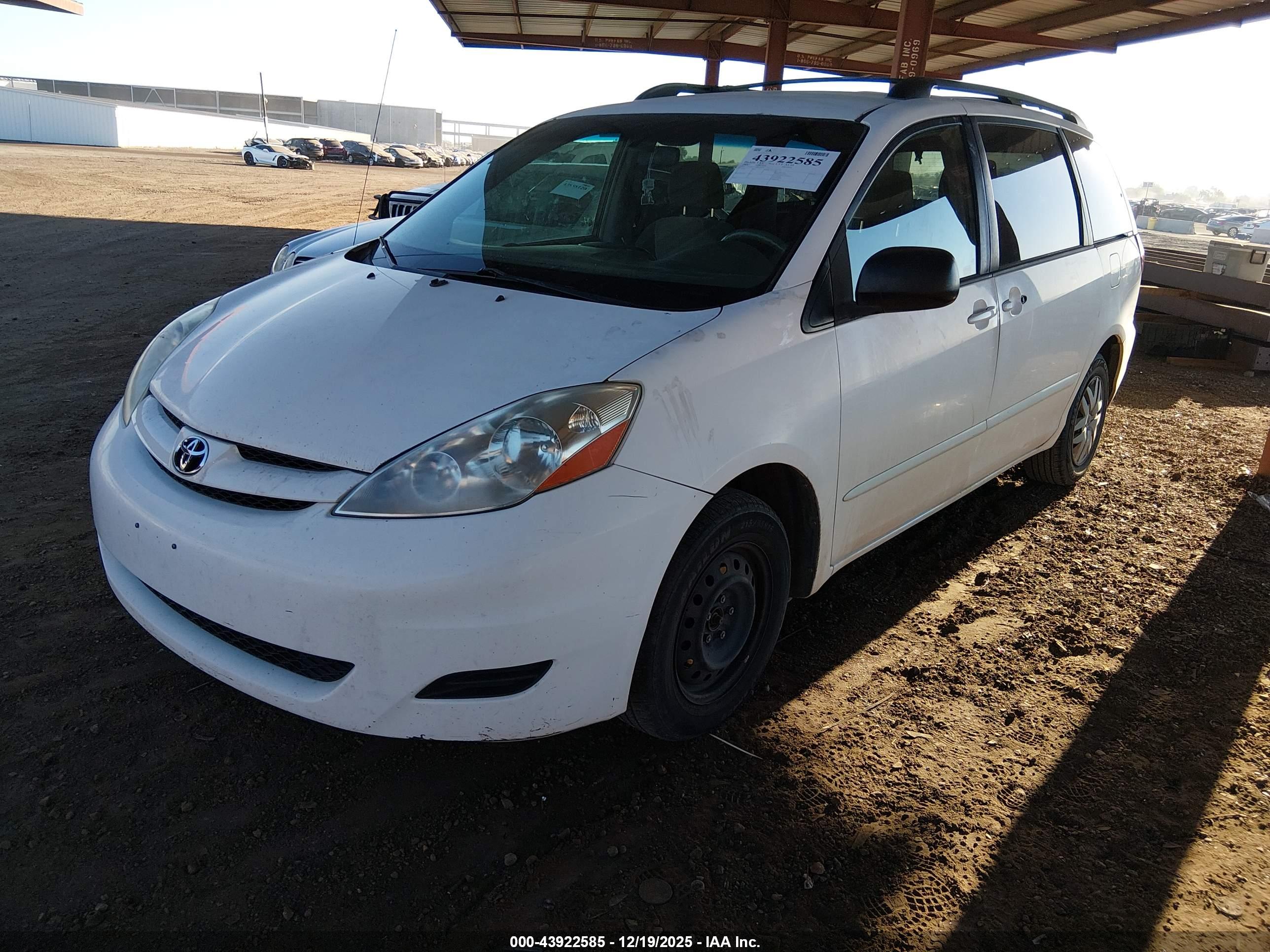 TOYOTA SIENNA image 2