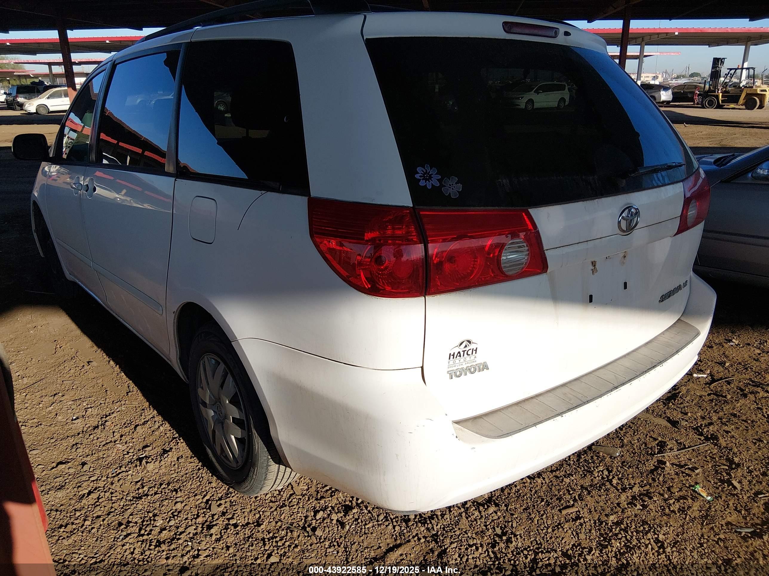 TOYOTA SIENNA image 3
